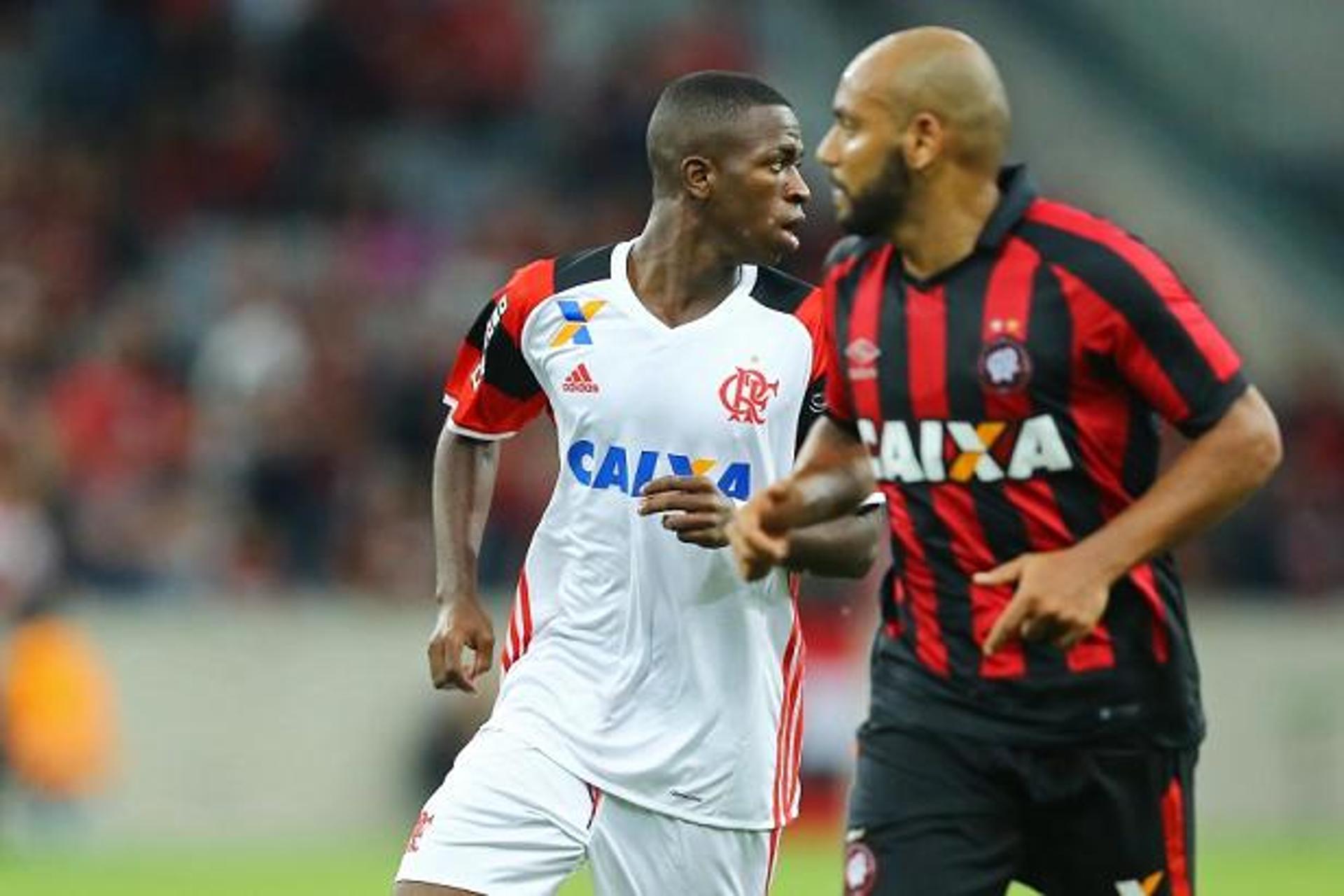 Vinicius Júnior em jogo contra o Atlético-PR