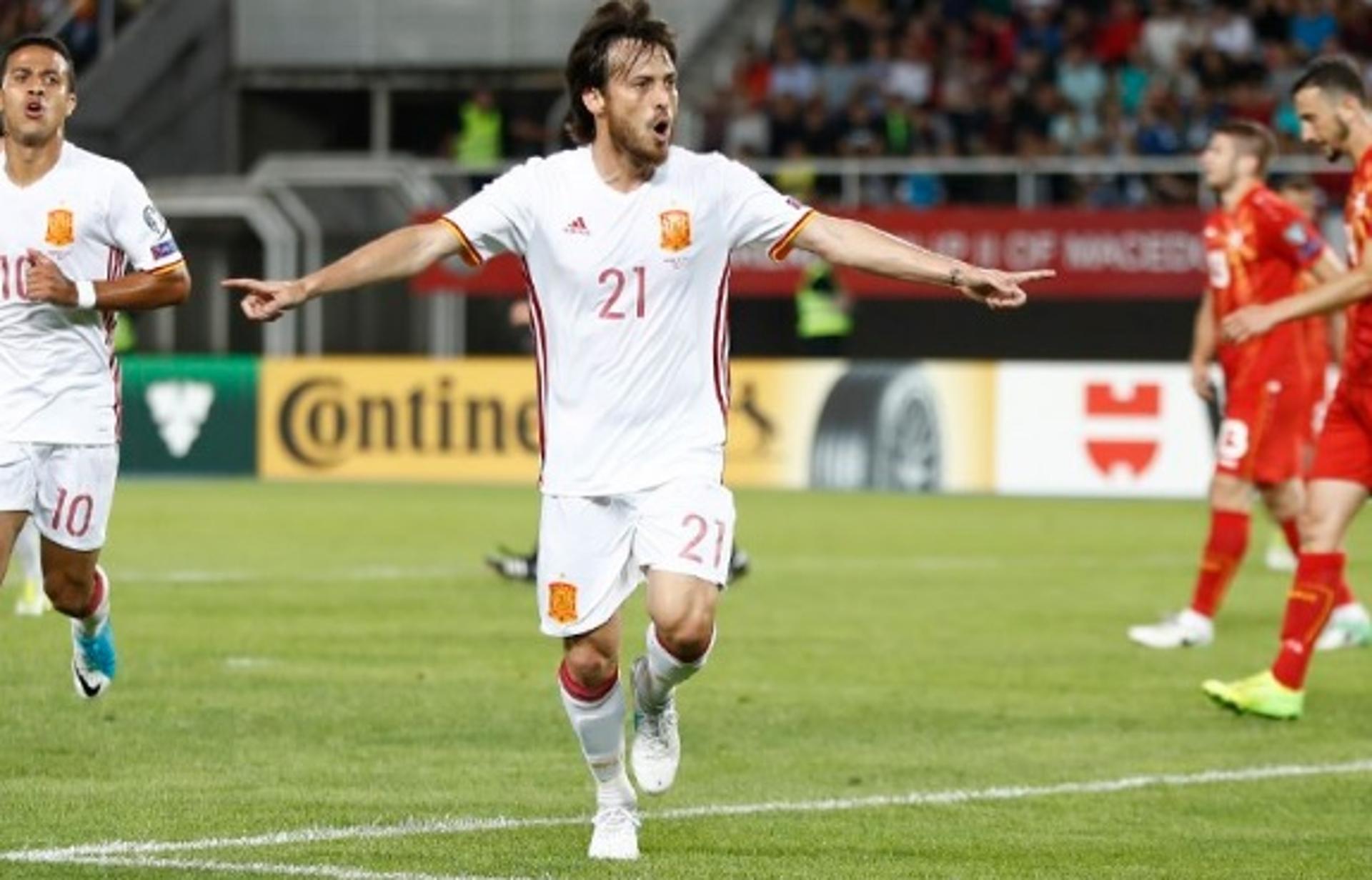 David Silva celebra gol na vitória da Espanha sobre a Macedônia (Foto: Reprodução / Twitter)