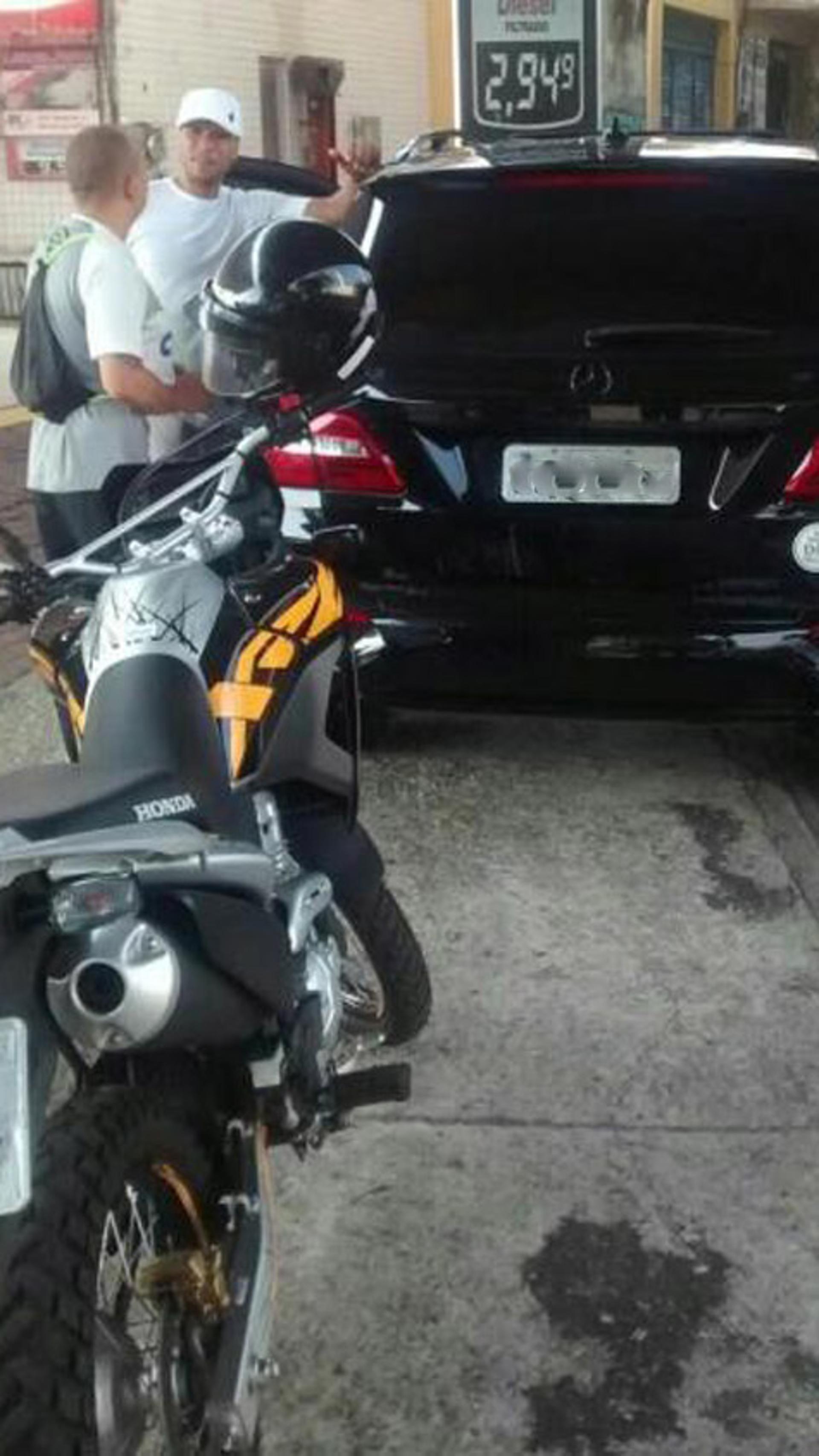 Luis Fabiano se envolve em acidente com motociclista na Avenida Brasil. Confira a seguir a galeria especial do LANCE!