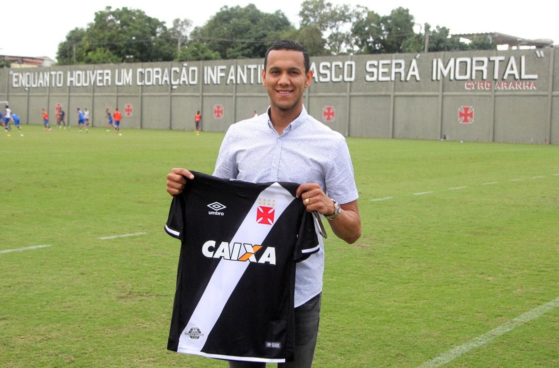 Souza posa com a camisa do Vasco em São Januário. Queria ele de volta, torcedor?