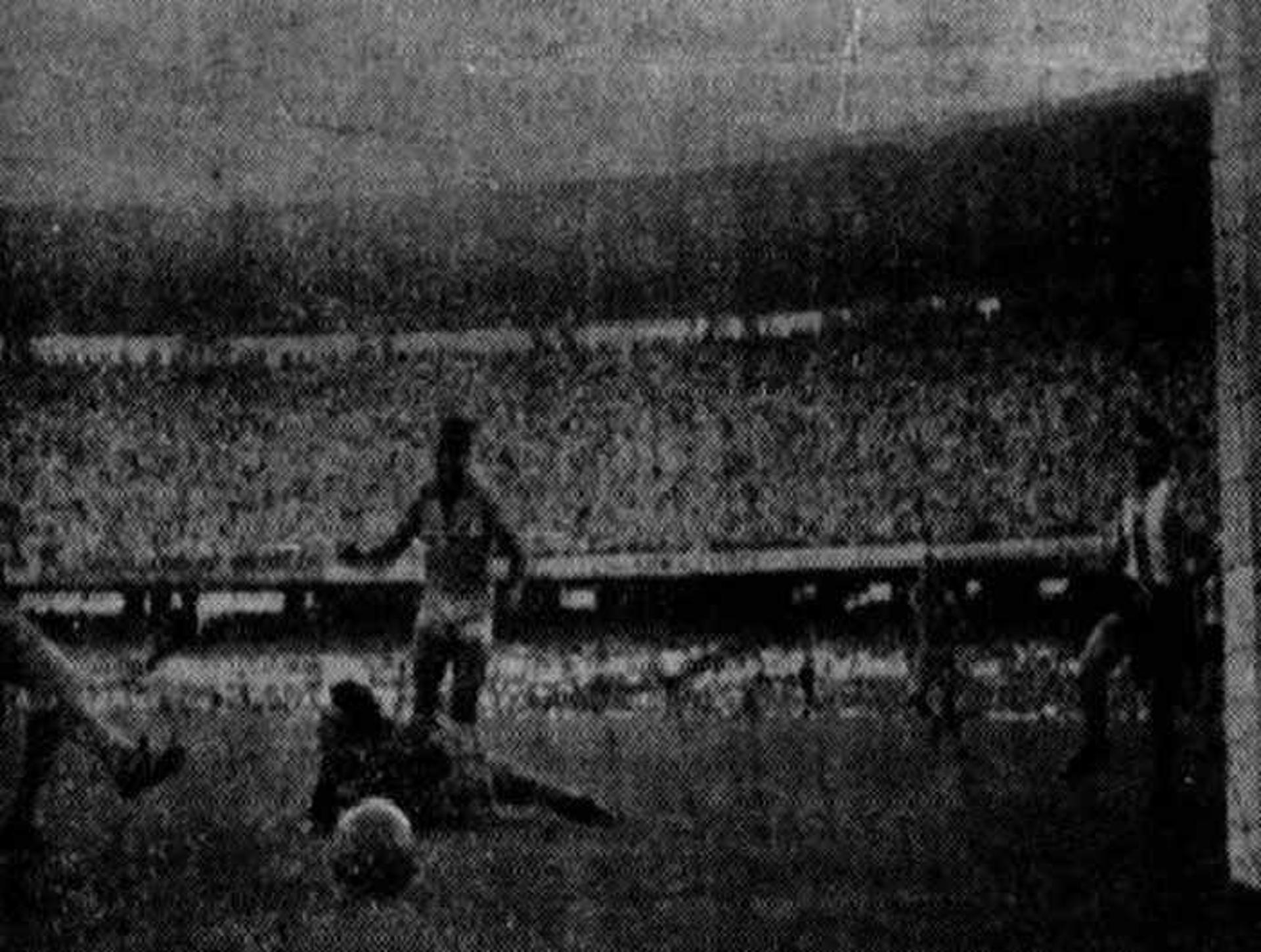 Pelé estreou na Seleção Brasileira marcando gol, mas não evitou derrota por 2 a 1 para a Argentina no Maraca