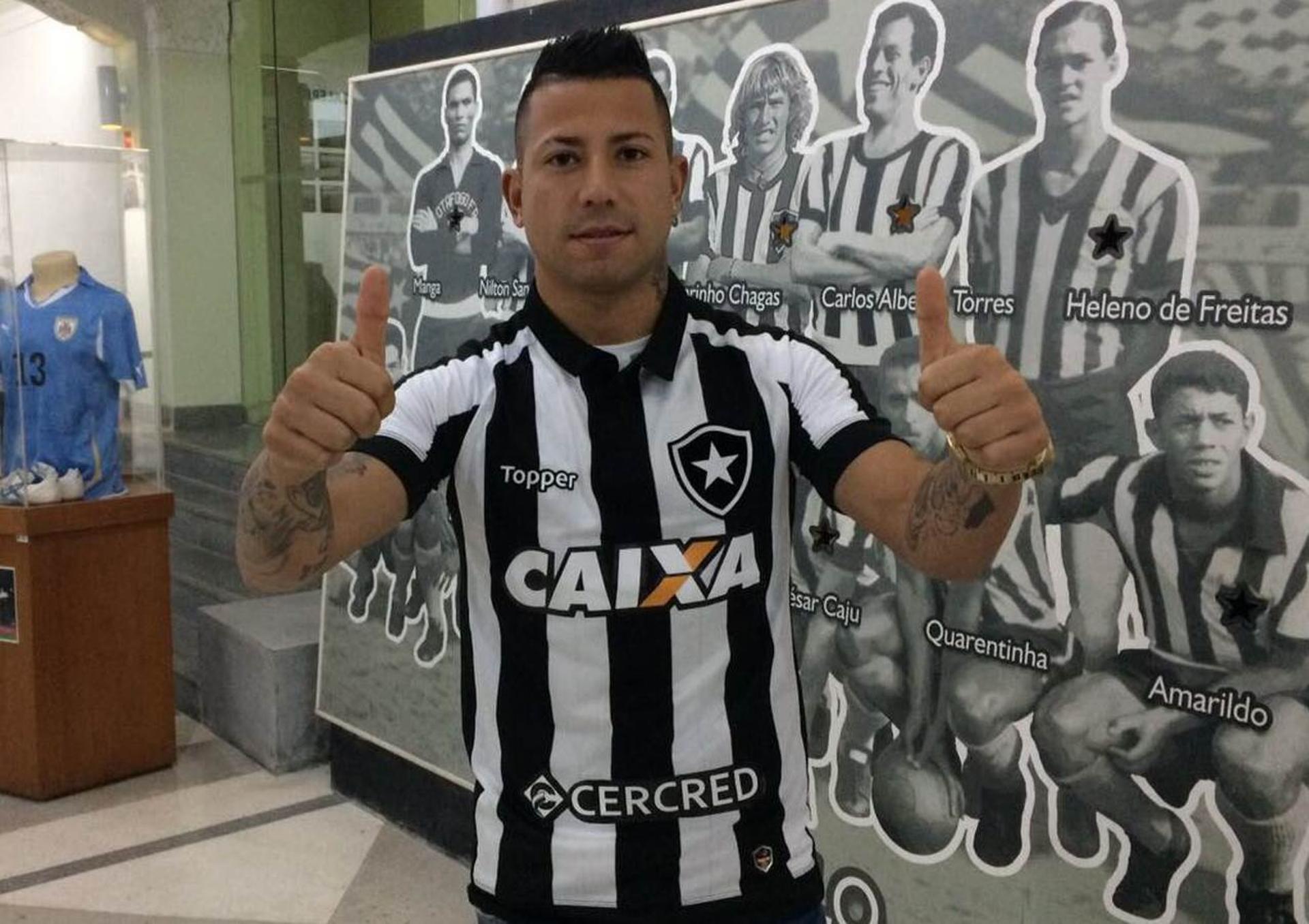 Valencia vestiu a camisa do Botafogo e assinou contrato