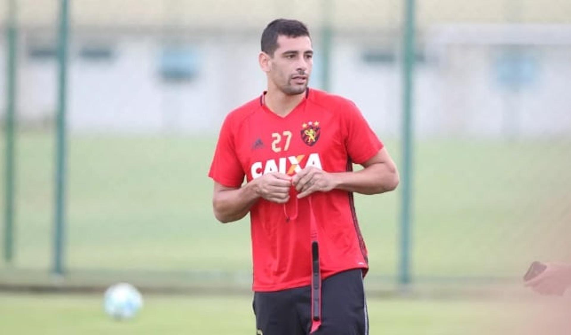 Diego Souza volta a treinar no Sport