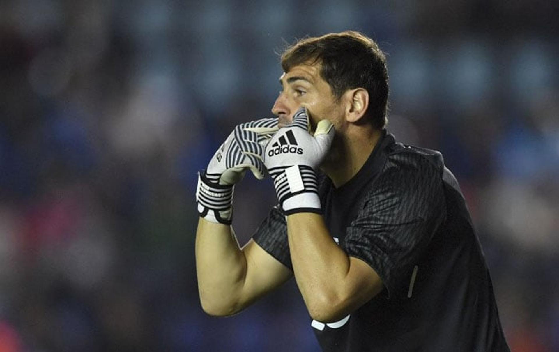 Porto - O experiente Iker Casillas não é responsável por balançar as redes, mas, sim, evitá-las na sua. Renovou e o líder do elenco portista