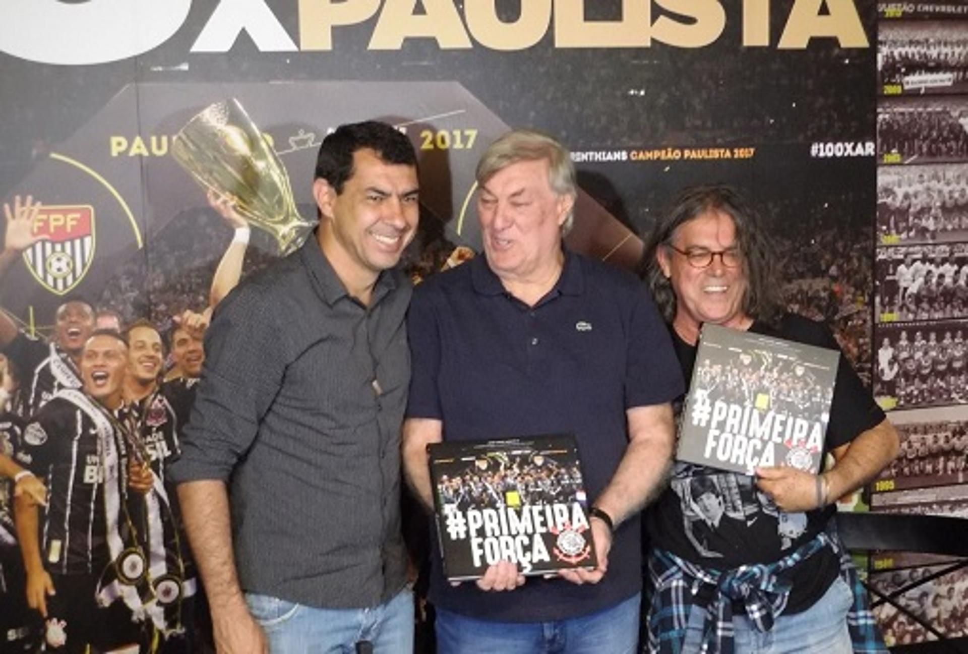 Técnico Fábio Carille, diretor de futebol Flávio Adauto e o fotógrafo Daniel Augusto Jr no lançamento do livro&nbsp;