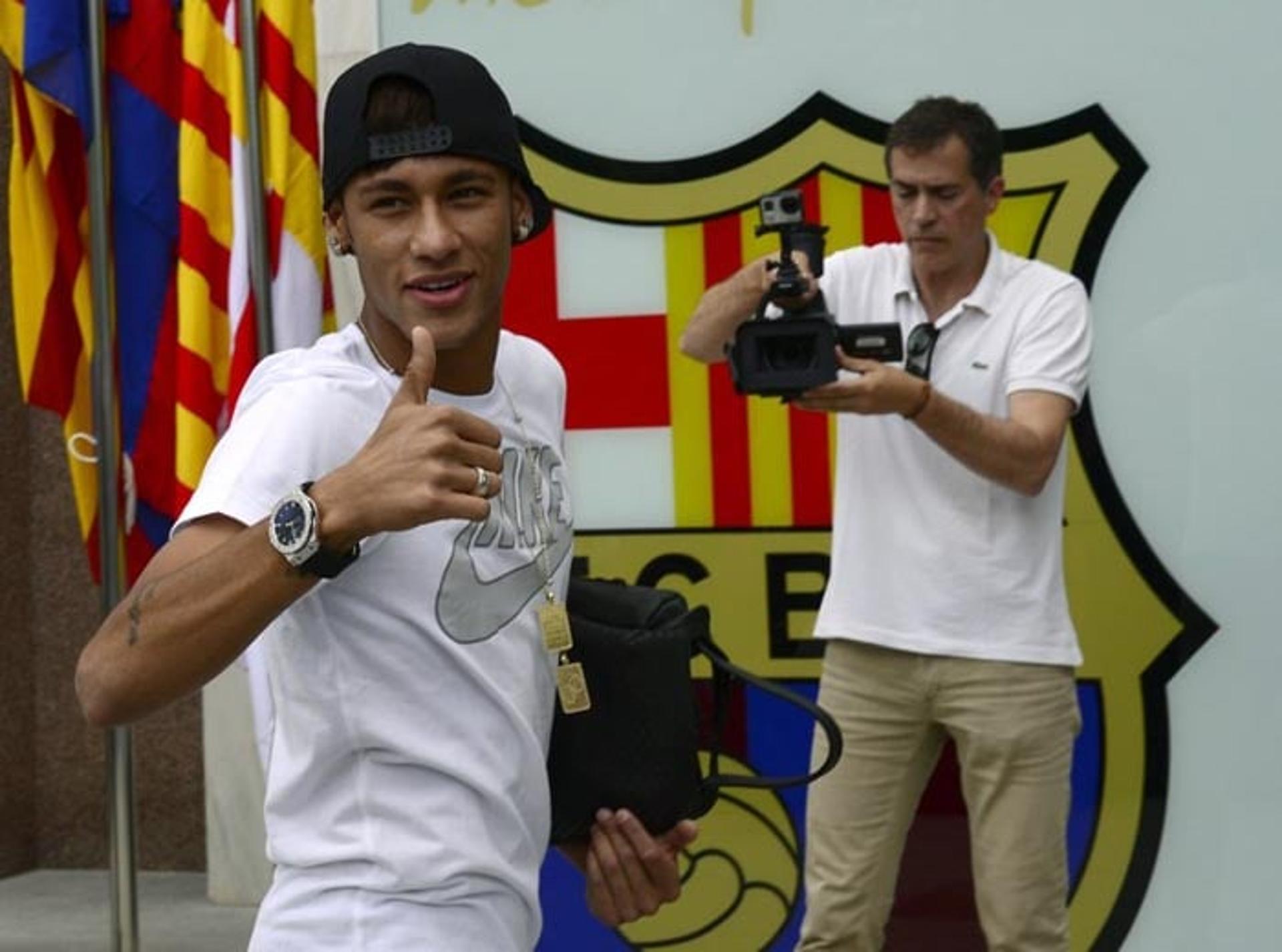 Neymar chegou ao Barcelona em maio de 2013 em uma transferência polêmica. O valor inicial de 57 milhões de euros, que foi divulgado, rende dor de cabeça para as partes até hoje, pois já se sabe que a mesma superou a barreira de 86 milhões de euros