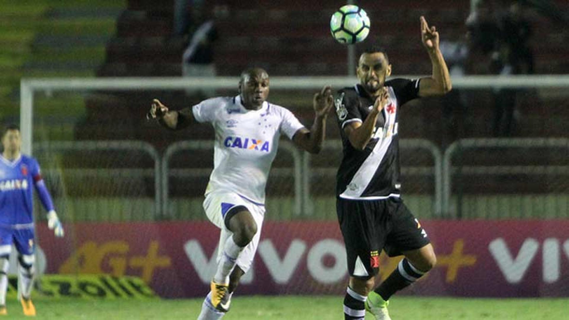 Vasco foi dominado pelo Cruzeiro e foi derrotado em casa por 3 a 0, nesta quinta-feira