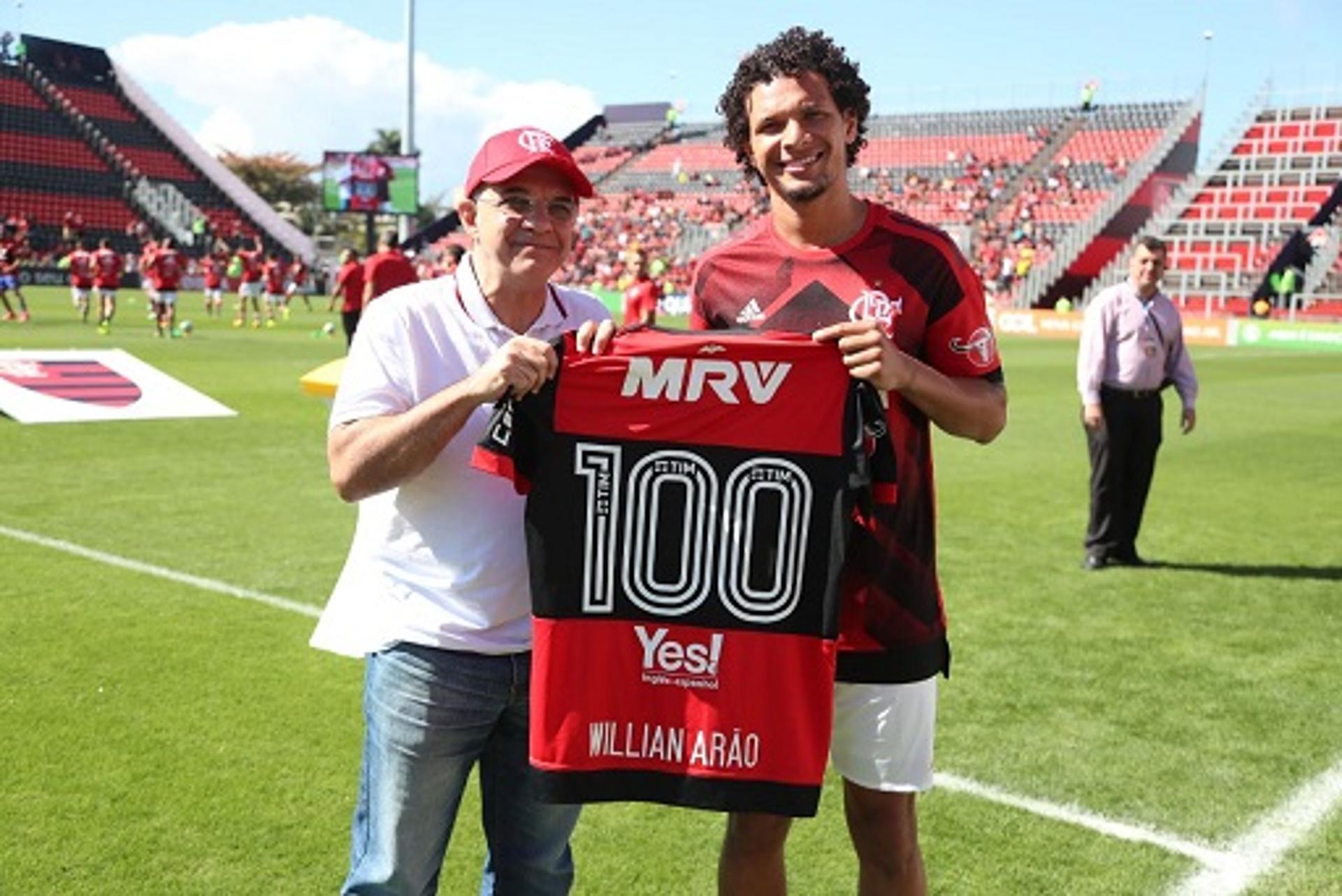 Arão recebe camisa de número 100 do presidente Eduardo Bandeira de Mello