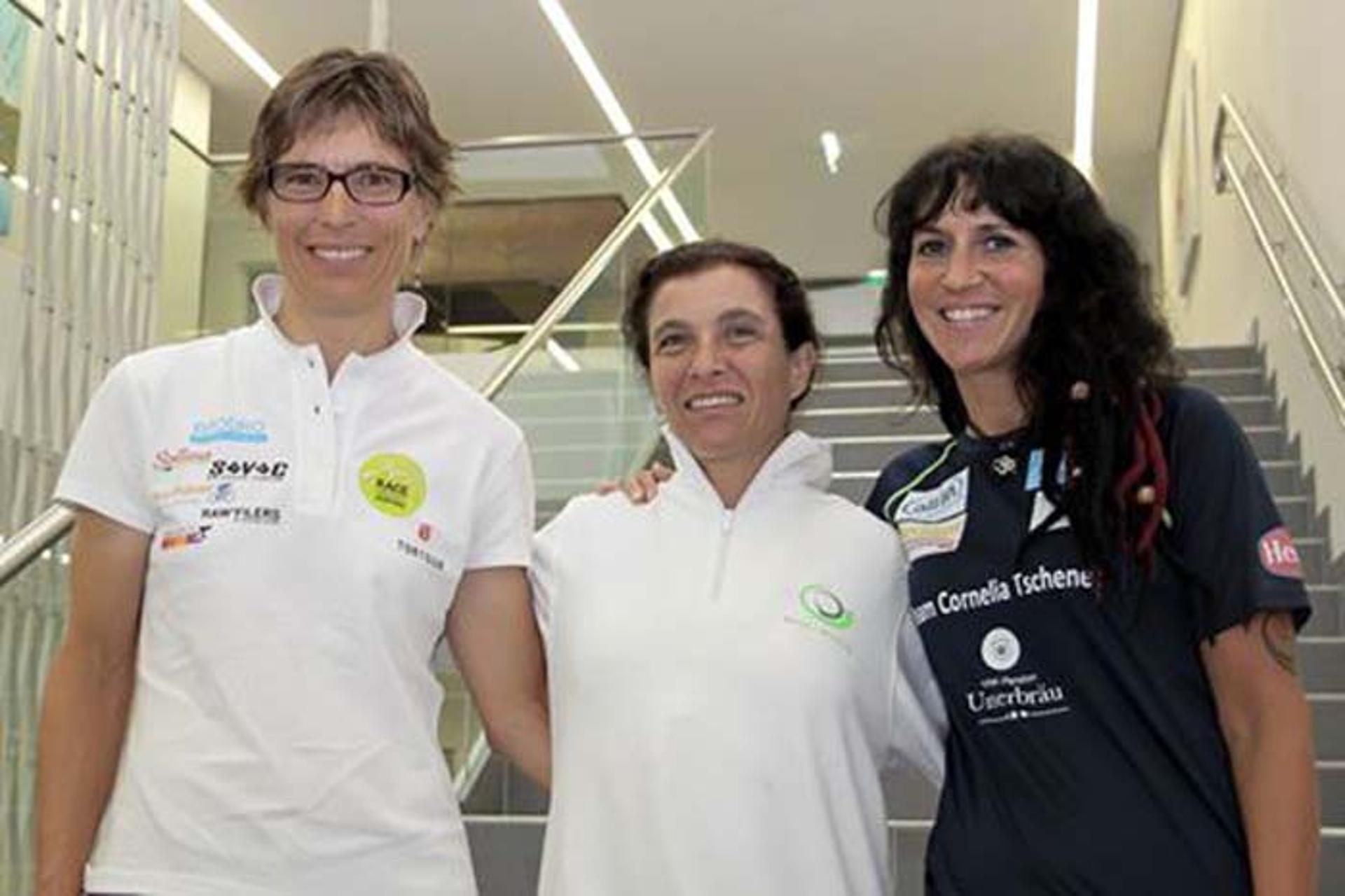 Daniela Genovesi (ao centro) disputa a Race Across Austria)