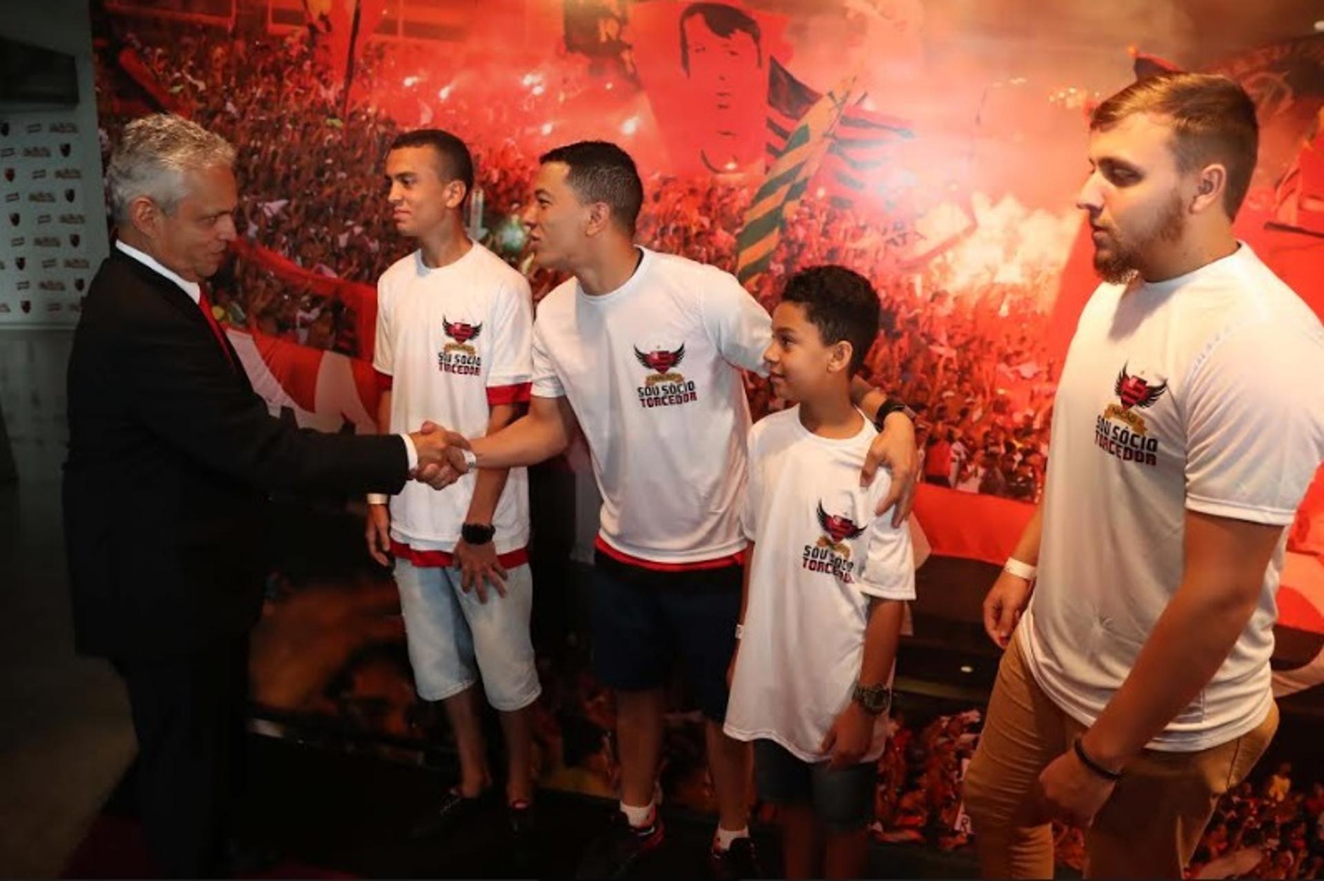 Sócios-torcedores do Flamengo recebem o técnico Reinaldo Rueda