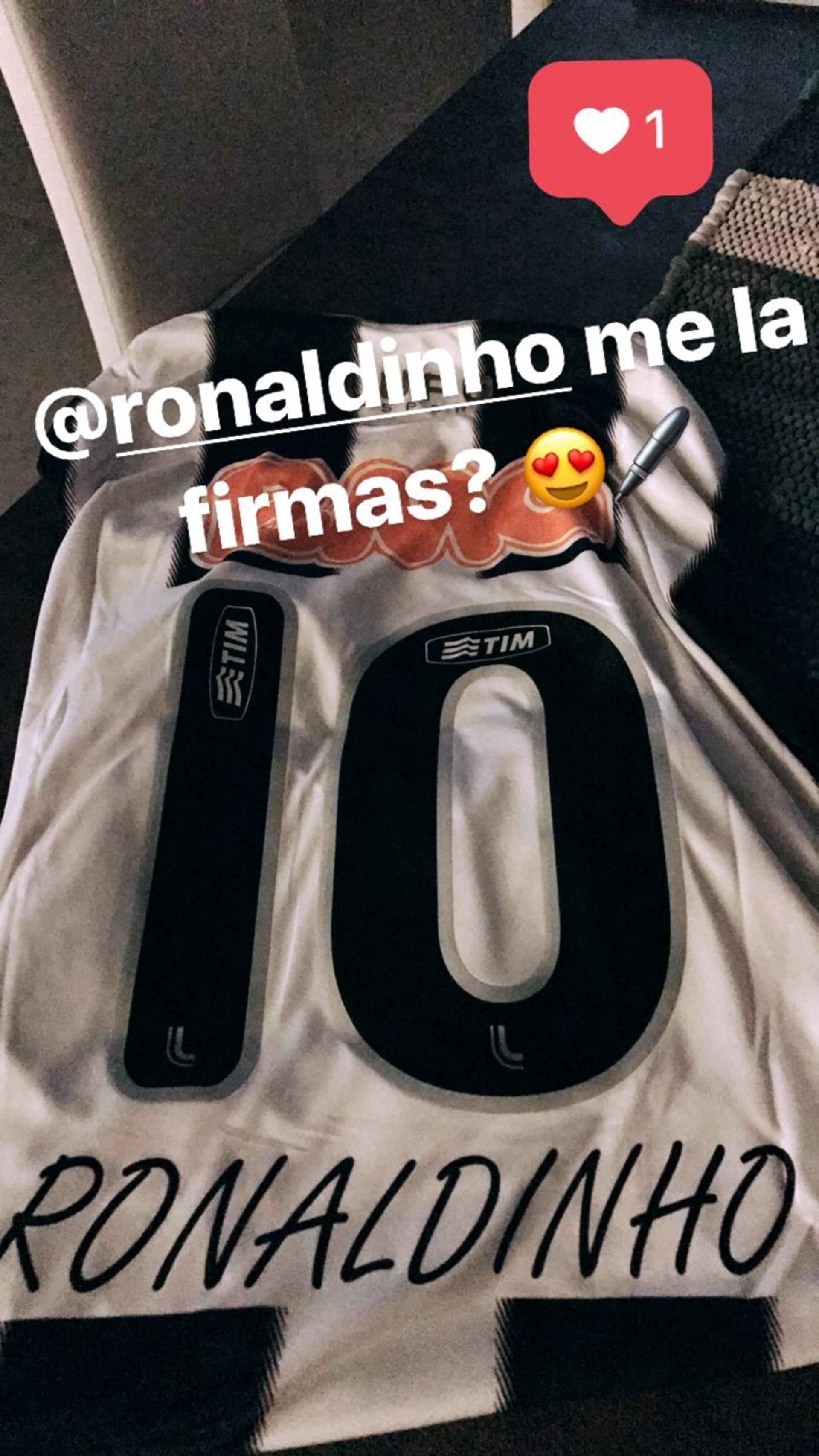 Dybala pede autógrafo de Ronaldinho Gaúcho em camisa do Atlético-MG