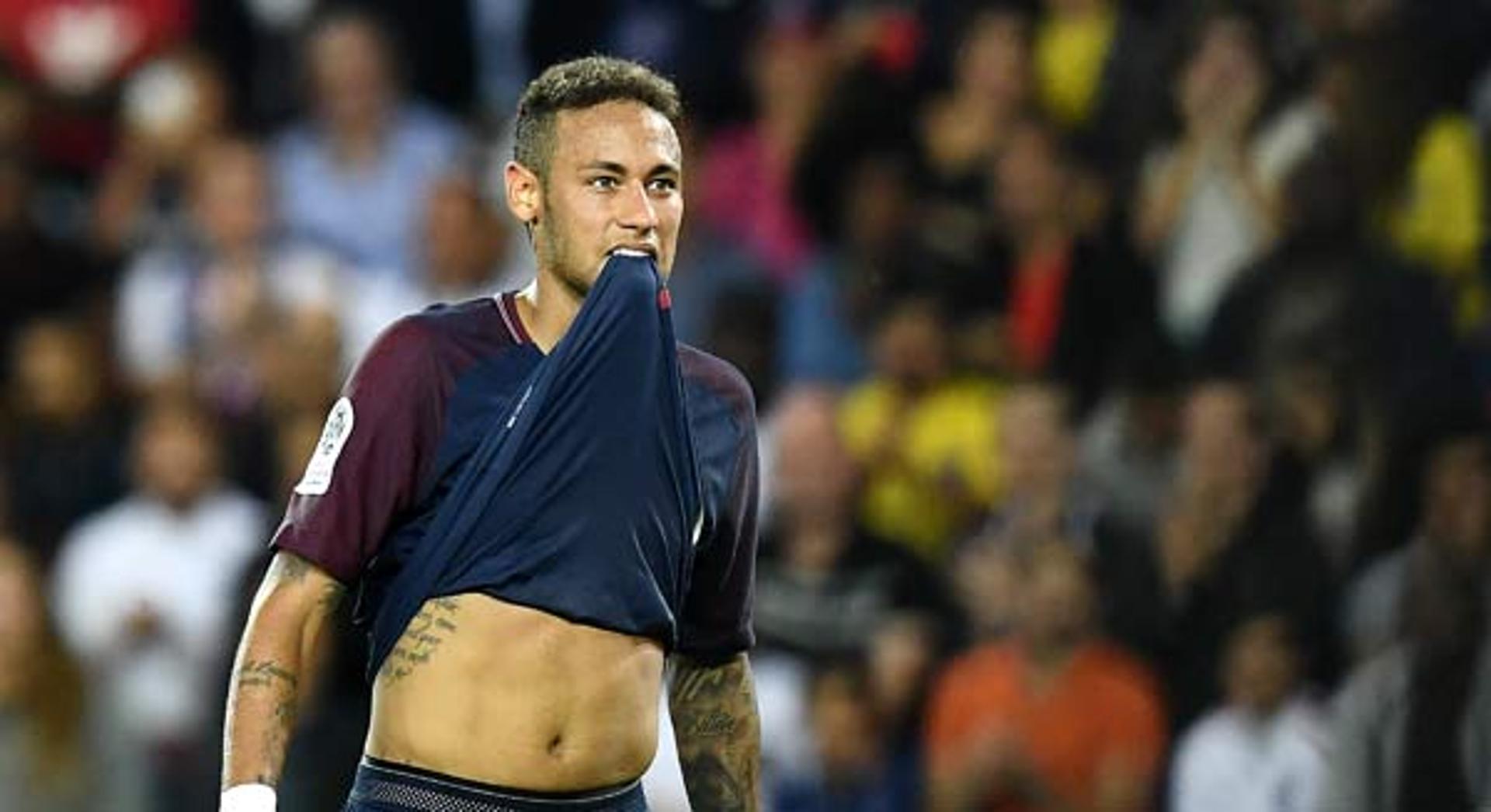 Neymar foi a maior transferência dessa janela, trocando o Barcelona pelo PSG por 222 milhões de euros (R$ 829 milhões)