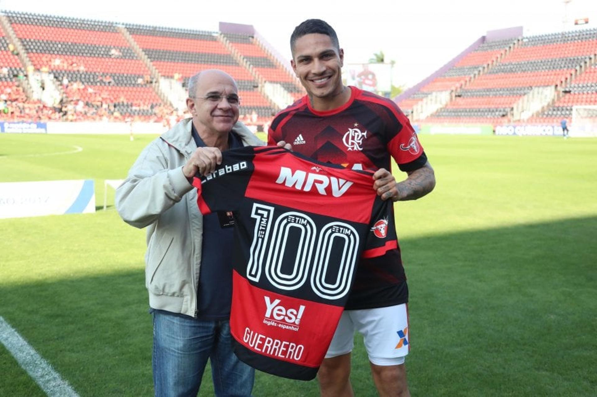 Guerrero completou 100 jogos pelo Flamengo e ganhou homenagem do clube contra o Atlético-PR