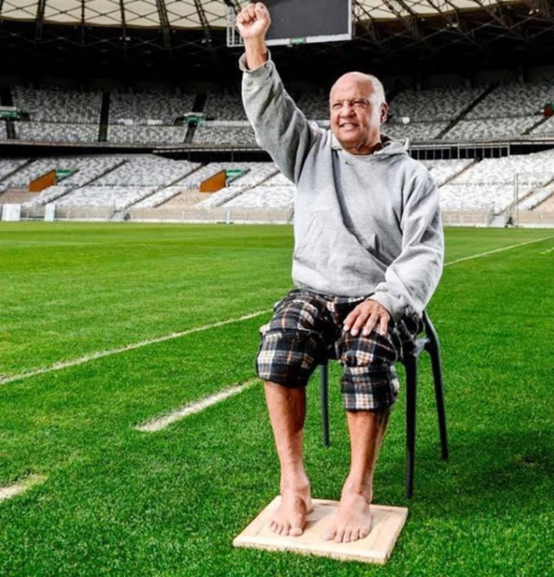 Reinaldo molda os pés em uma placa de bronze que será exibida no Museu Brasileiro do Futebol