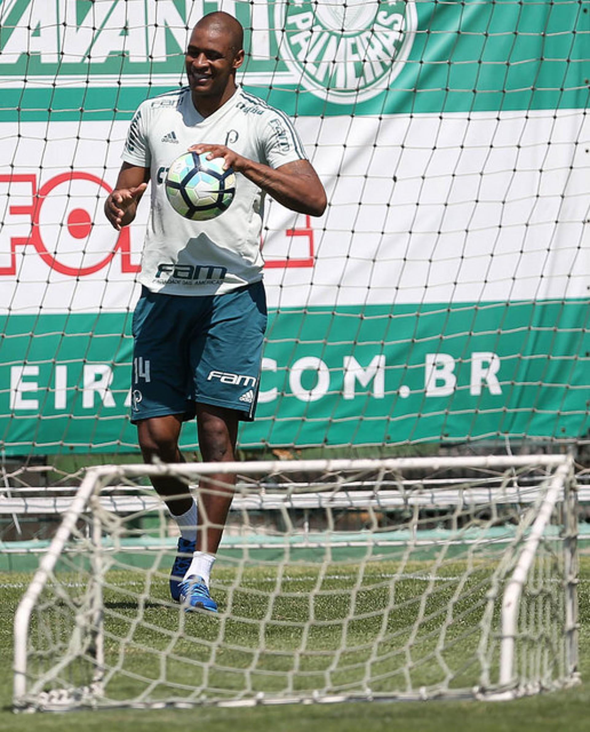 Jailson durante treino do Palmeiras