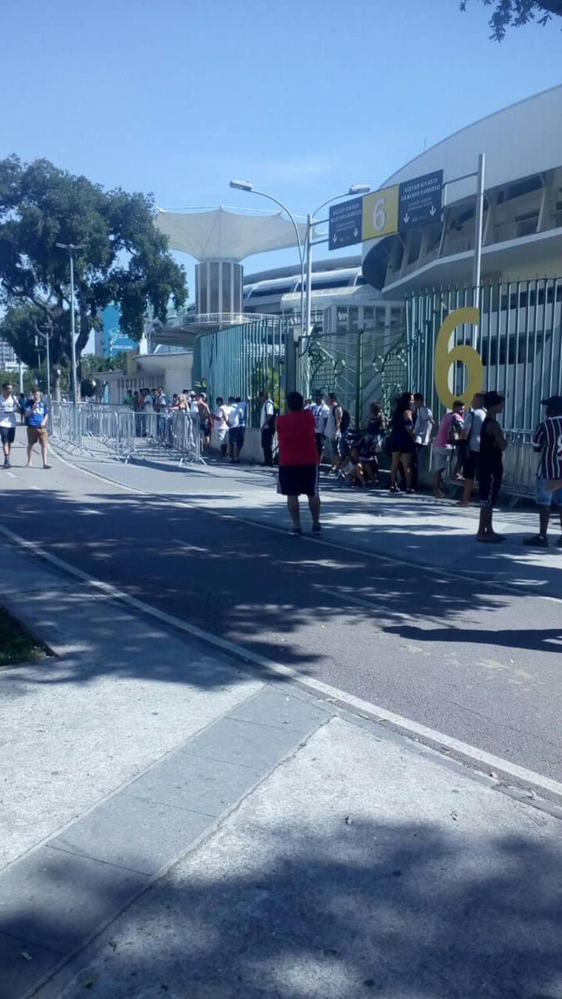 Torcida do Fluminense faz fila no Maracanã