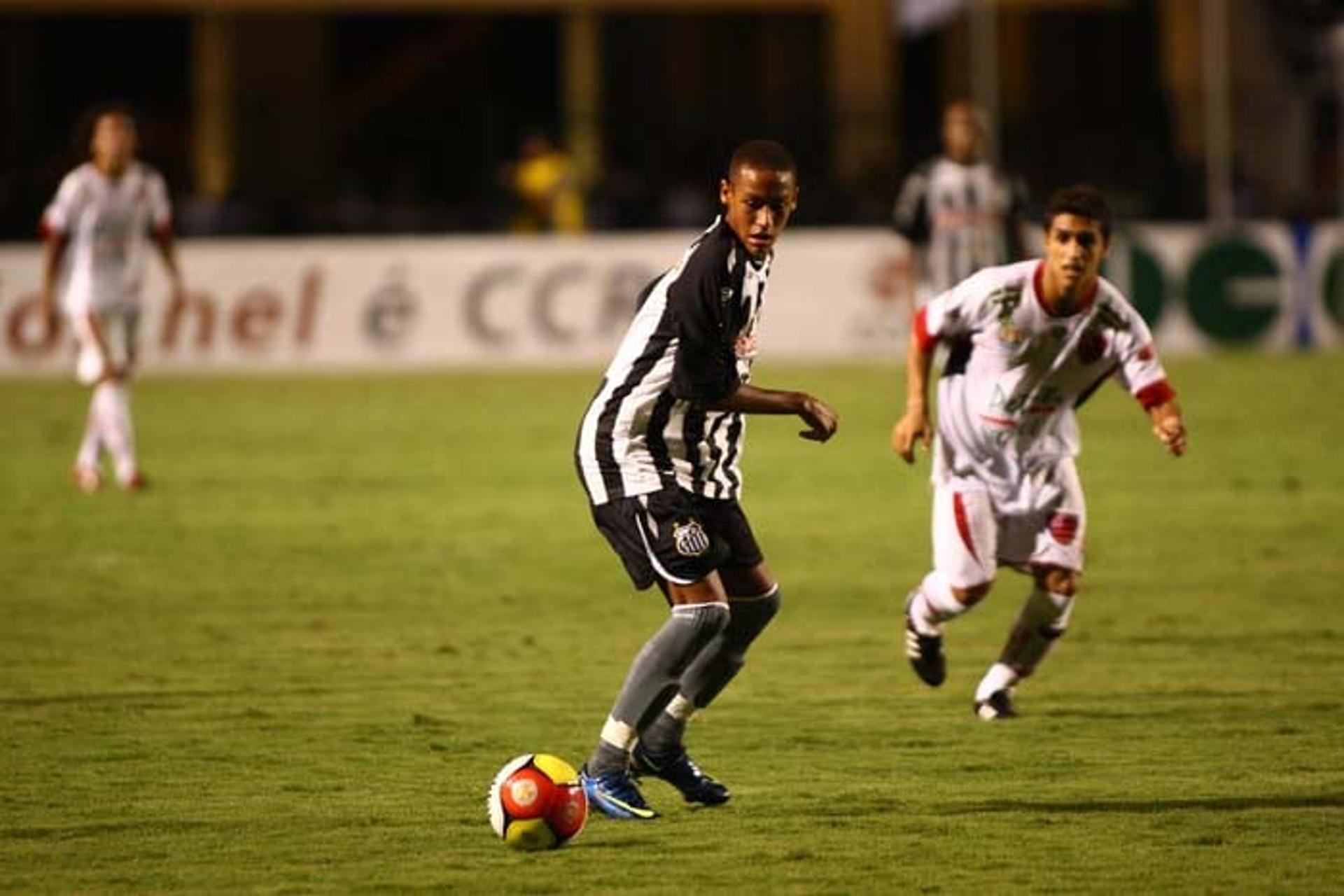 Neymar estreou pelo Santos em 7 de março de 2009, aos 17 anos, contra o Oeste, pelo Paulistão, e não marcou
