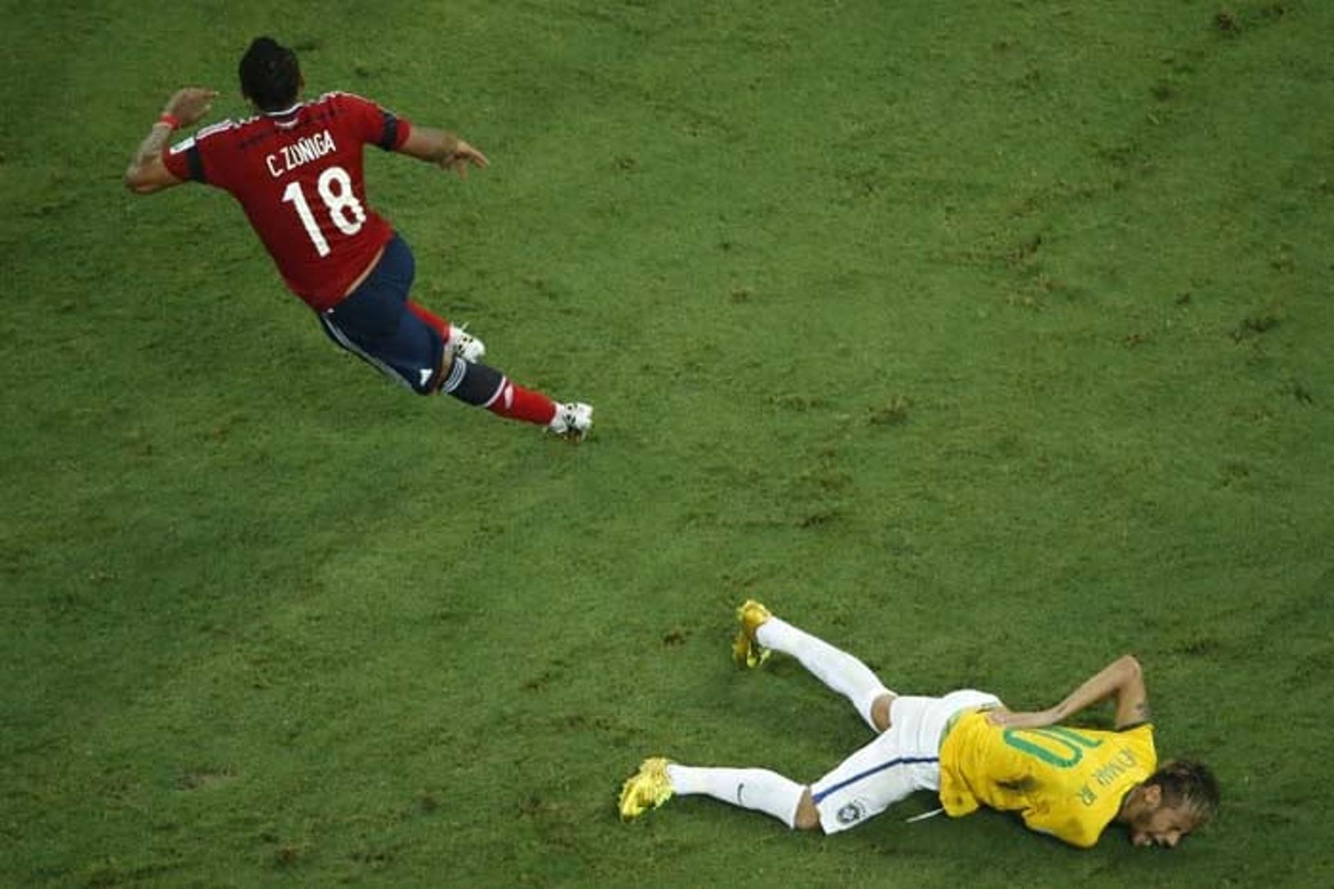 Na Copa de 2014 o Brasil eliminou a Colômbia ganhando por 2 a 1 nas quartas de final. Porém, o lateral-direito Juan Camilo Zúñiga se tornou neste jogo um dos maiores vilões ao tirar daquele Mundial Neymar com uma criminosa entrada.