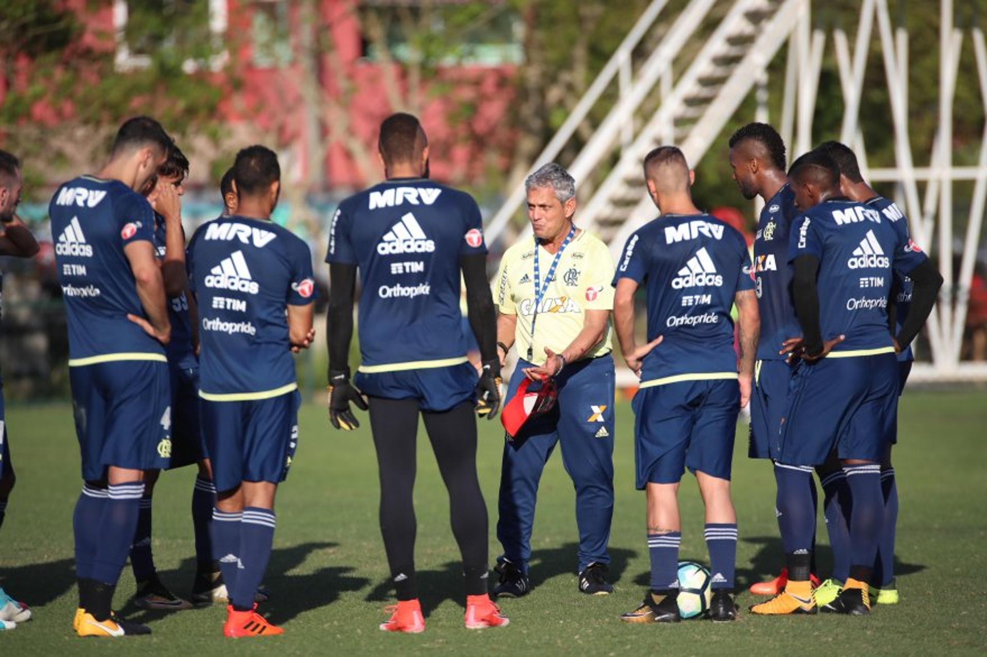 Técnico Reinaldo Rueda conversa com jogadores que vão enfrentar o Avaí. O treinador escalou reservas