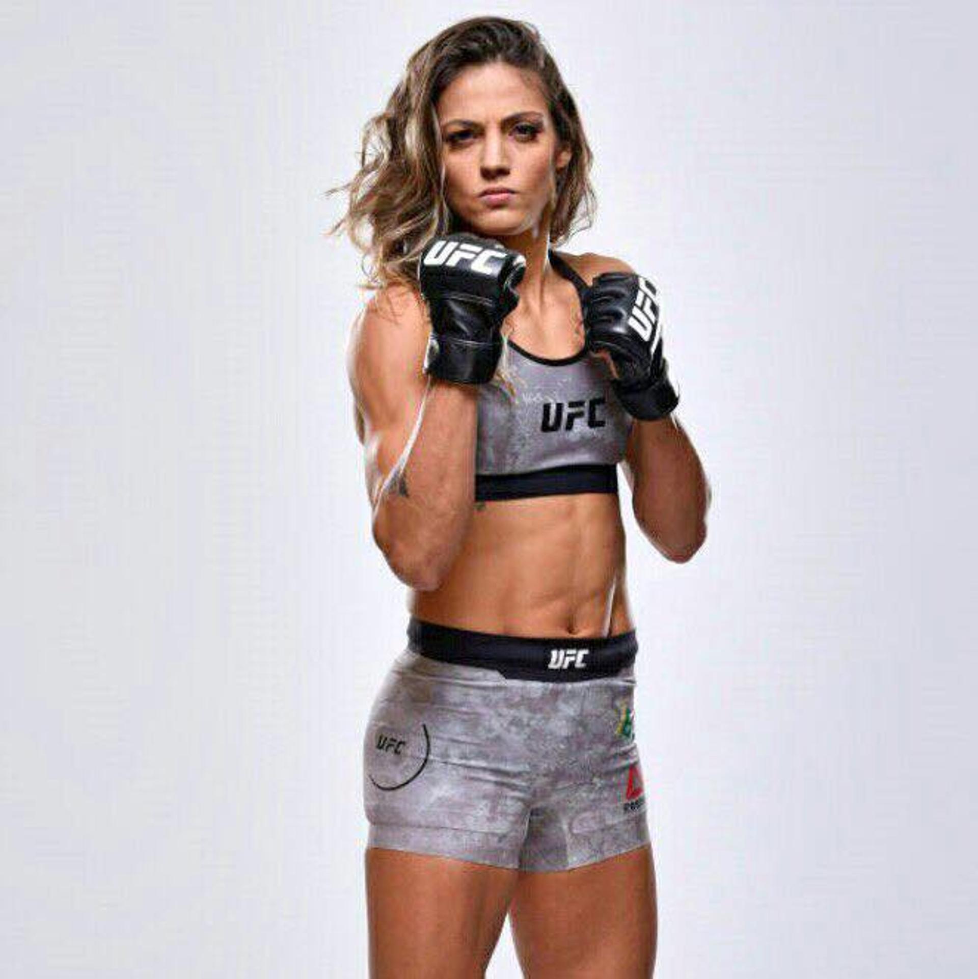 Poliana Botelho faz sua estreia no UFC 216