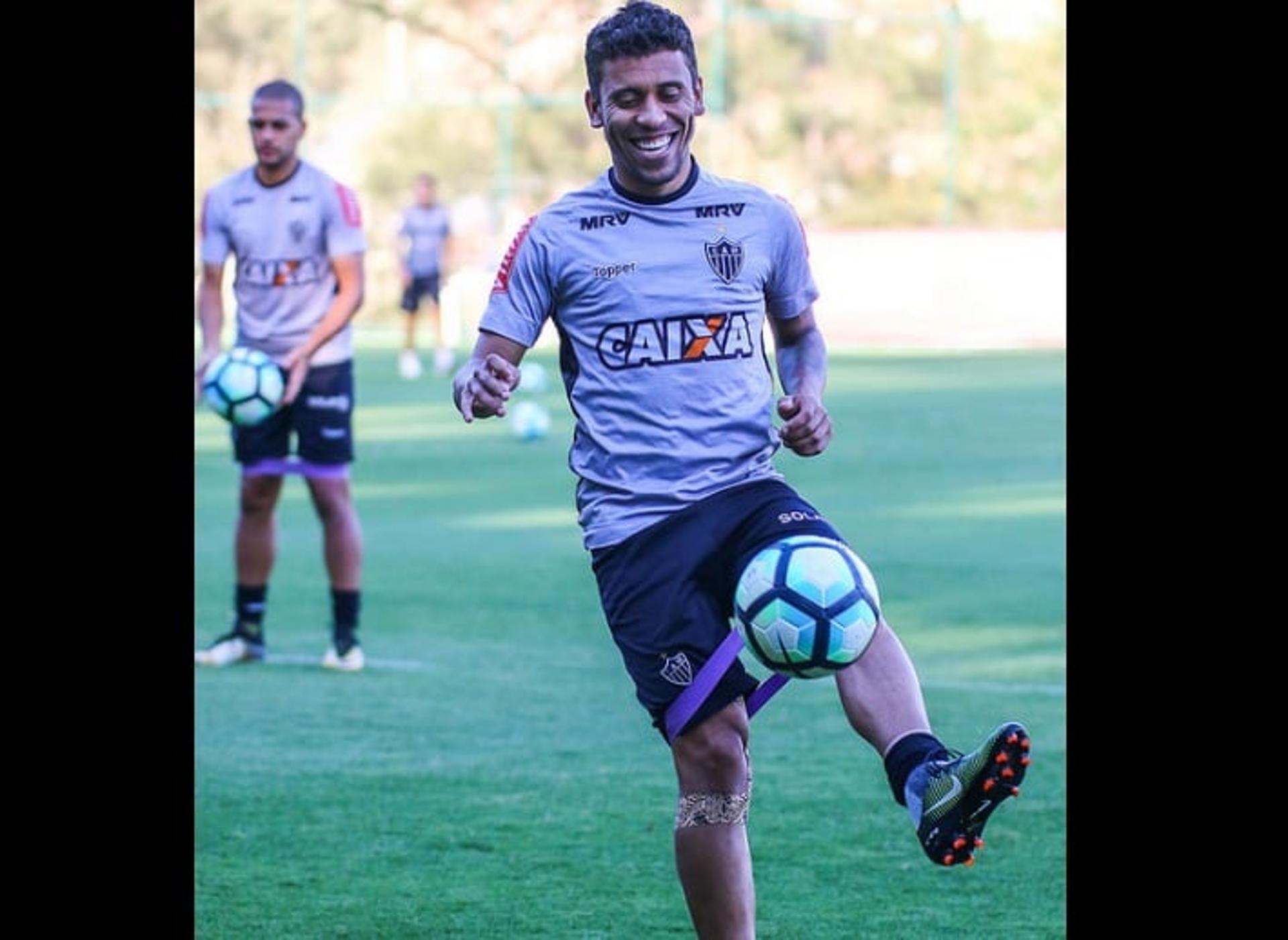 Marcos Rocha treinou com uma faixa abaixo do joelho na última segunda-feira