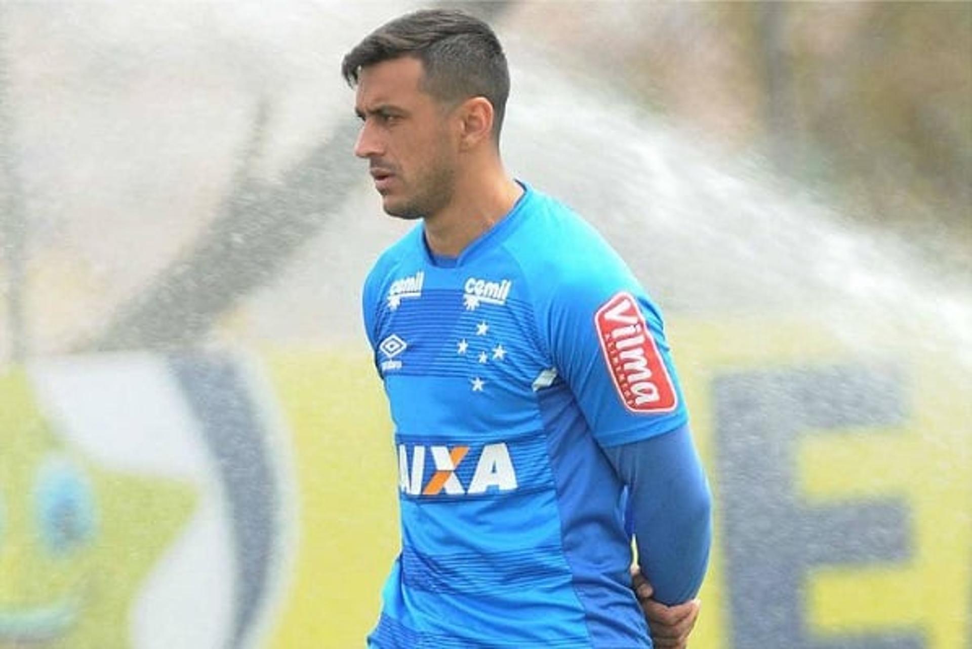 Robinho corre em volta do gramado durante treino do Cruzeiro