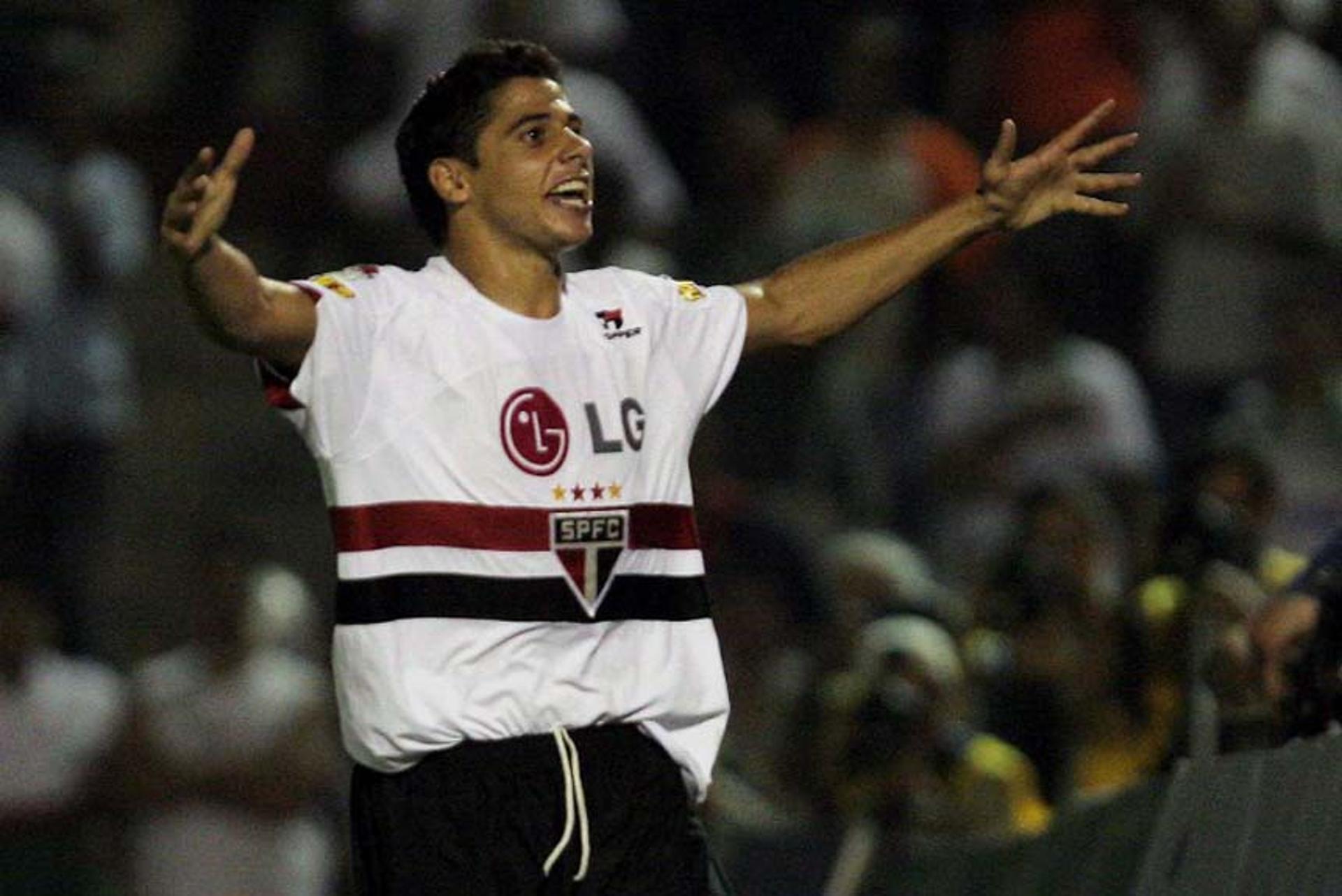 Lateral de 37 anos foi campeão paulista, da Libertadores e mundial em 2005