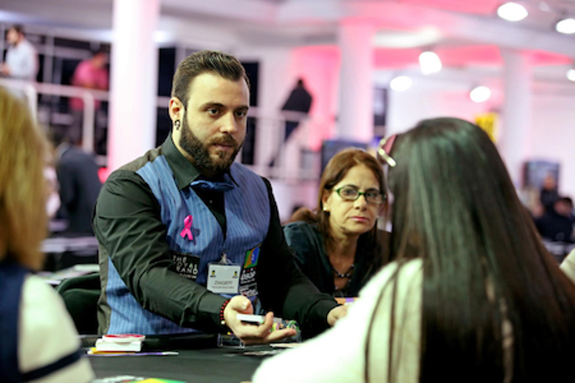 Dealer ostenta um laço rosa em homenagem à campanha mundial contra o câncer de mama