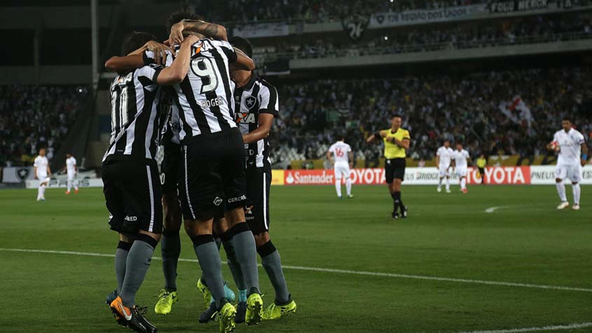 O Botafogo vence o Nacional do Uruguai por 2 a 0 no Nilton Santos e se classifica para as quartas de final da Copa Libertadores, o que não acontecia desde a década de 1970