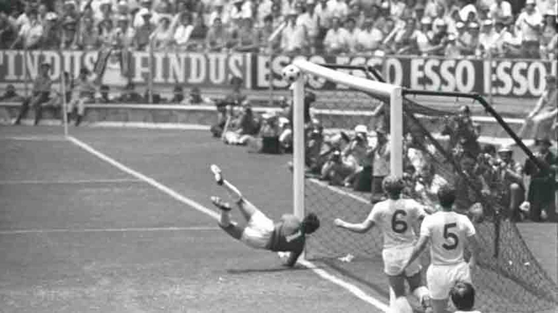 Copa de 1970 - Brasil 1 x 0 Inglaterra -&nbsp;Já na 1ª fase da Copa, duelo que reunia os dois últimos campeões mundiais, com grandes elencos. E dentro de campo eles não decepcionaram. As seleções exibiram um bom futebol e dois dos maiores craques da história proporcionaram um lance lendário. Jairzinho cruzou pela direita e Pelé subiu absoluto, testando firme para o chão e no canto da meta inglesa. Mas eis que surge o goleiro Gordon Banks para salvar e tirar a bola quase de dentro do gol, espalmando para escanteio. Na segunda etapa, Jairzinho, após linda jogada brasileira que passou por Tostão e Pelé, enfim venceu o grande arqueiro britânico para dar a vitória ao Brasil. <br>