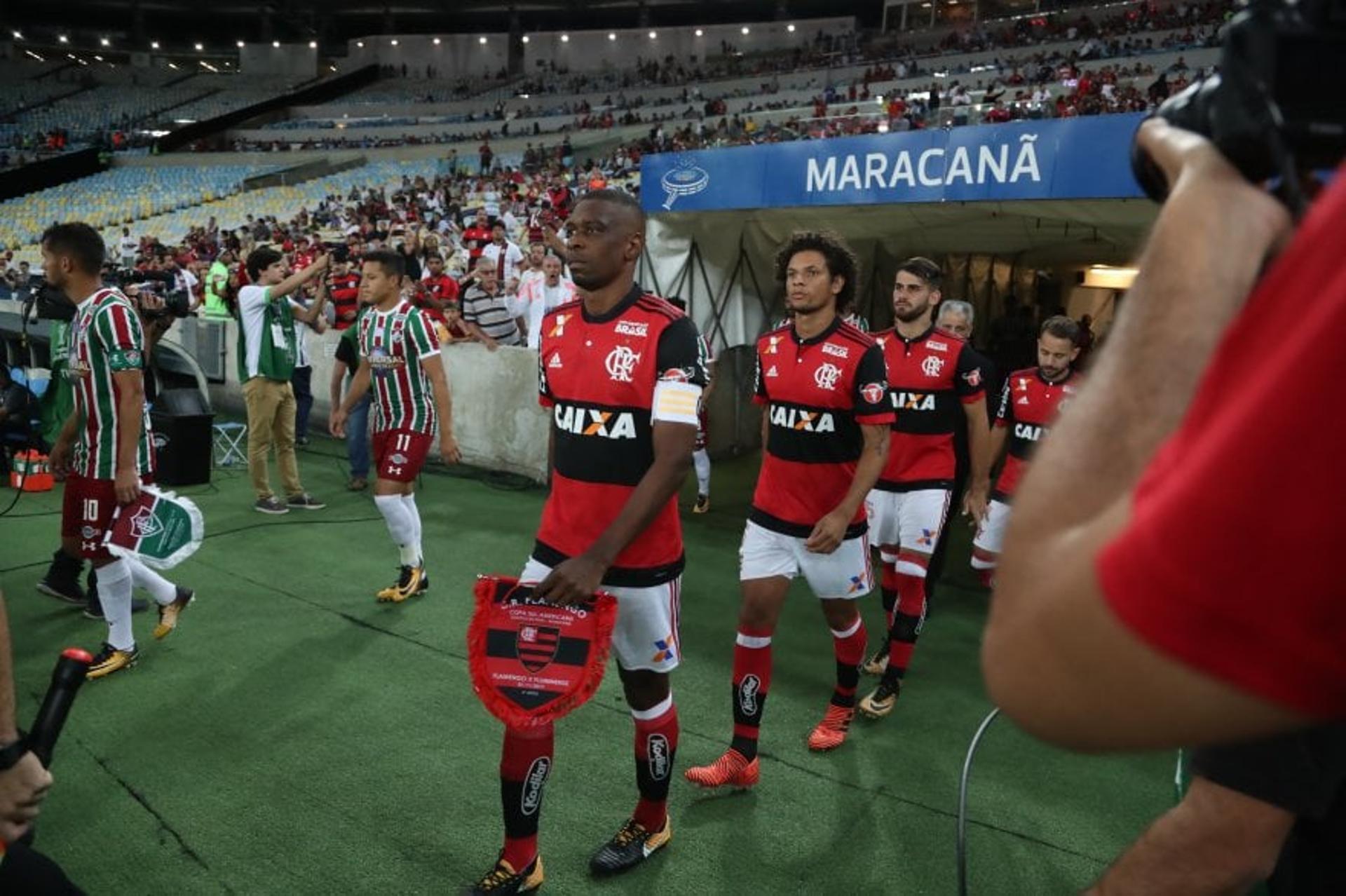 Juan é o capitão do Flamengo na ausência de Réver