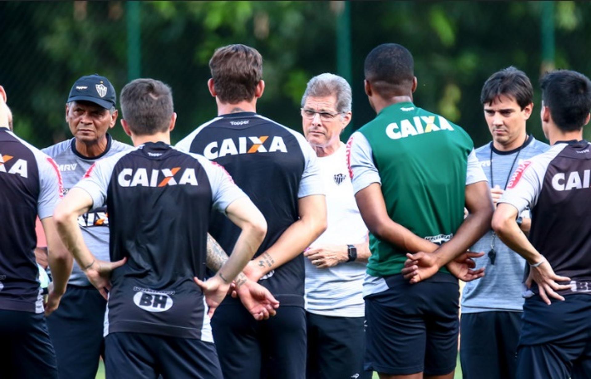 Oswaldo de Oliveira relaciona 21 jogadores para jogo contra o Corinthians