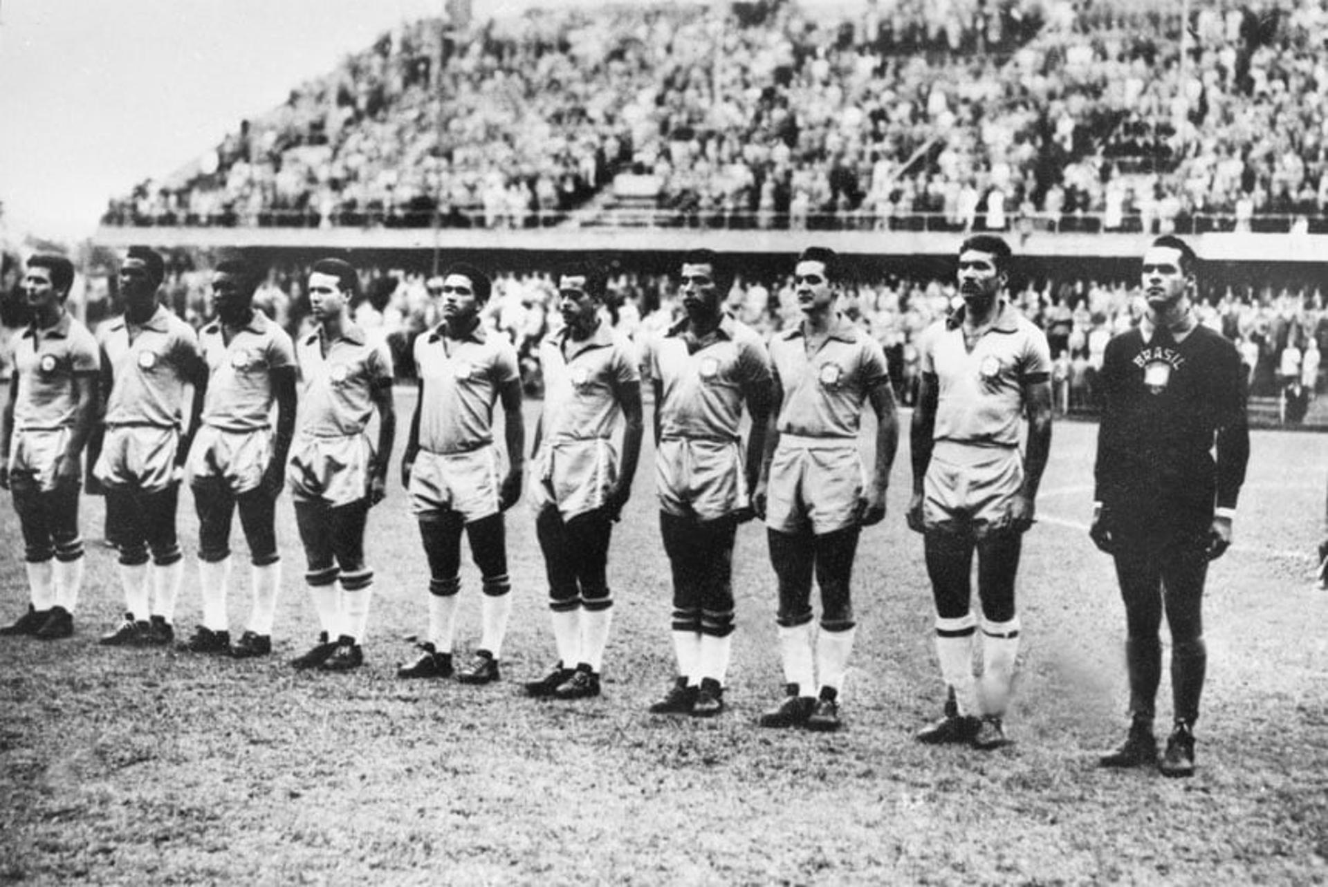 Em seu primeiro título, na Copa do Mundo de 1958, quando bateu anfitriã Suécia na decisão por 5 a 2, o Brasil ficou no Grupo 4. A estreia foi contra a Áustria: triunfo por 3 a 0. Depois, empate sem gols com a Inglaterra. A vaga foi conquistada em um triun
