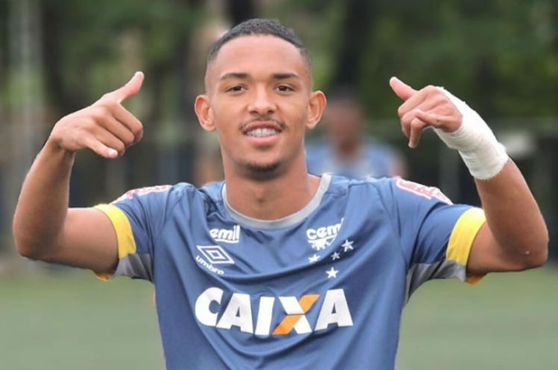 Vitinho treina entre os titulares e deve ficar no banco de reservas do Cruzeiro diante do Botafogo