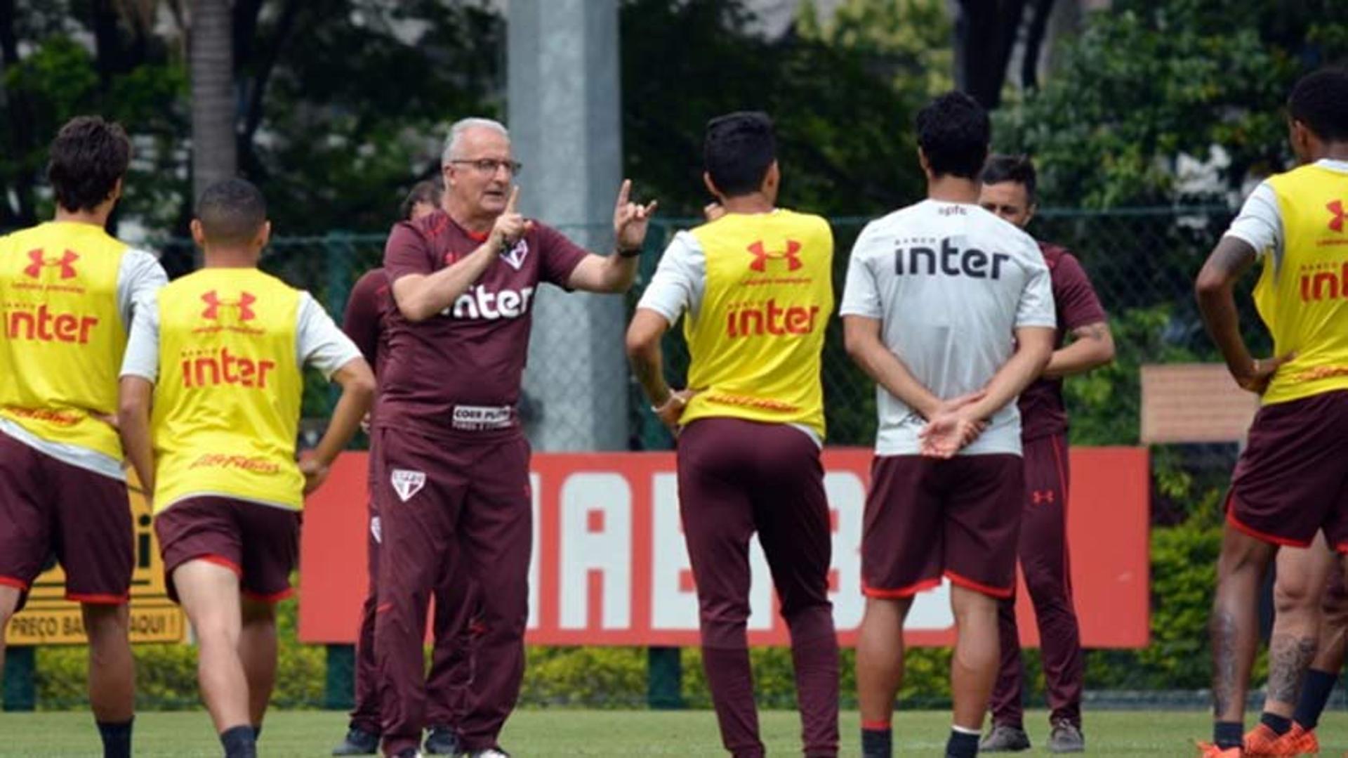O técnico do São Paulo reúne elenco para uma conversa e define os últimos detalhes para o jogo contra o Bahia