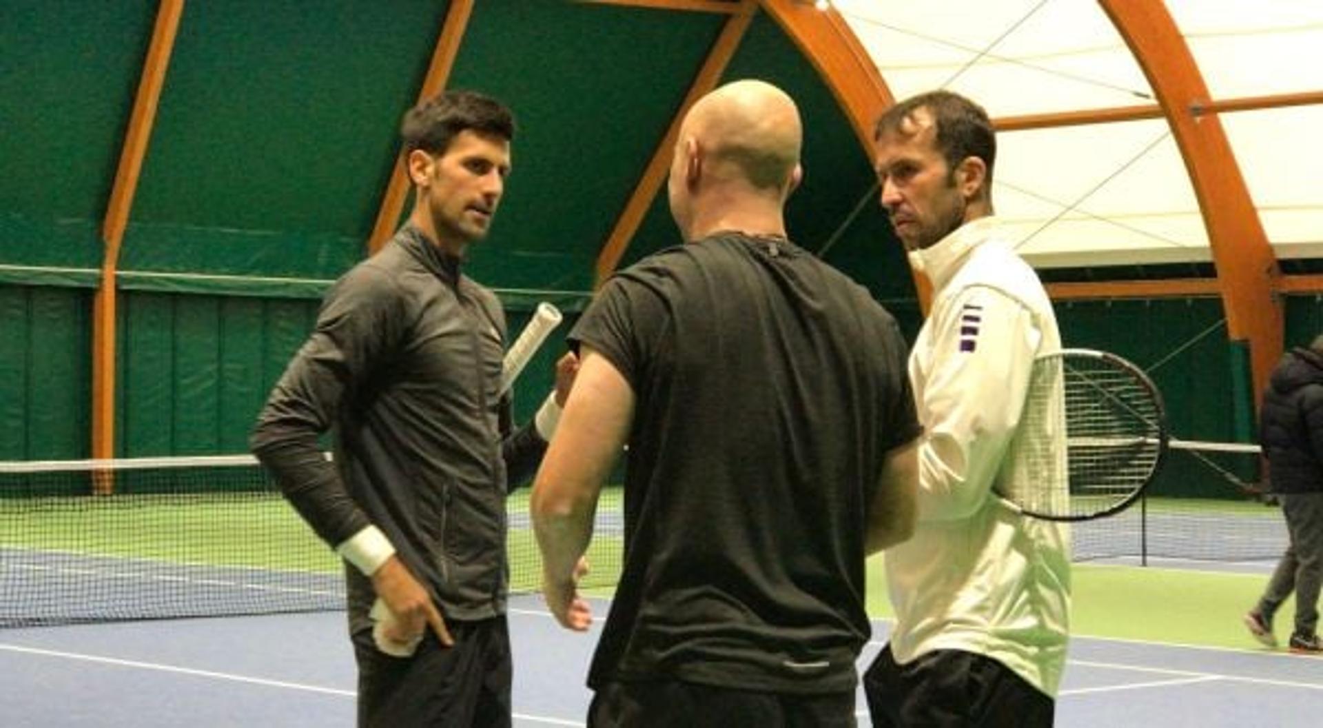 Novak Djokovic, Radek Stepanek e Andre Agassi em pré-temporada.