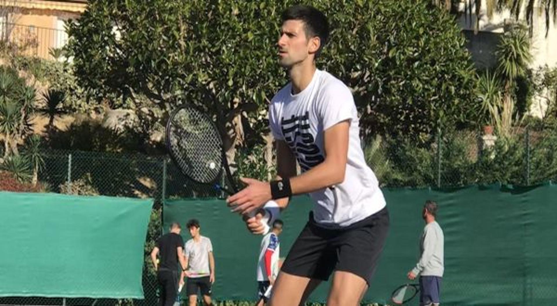Djokovic testa nova raquete.