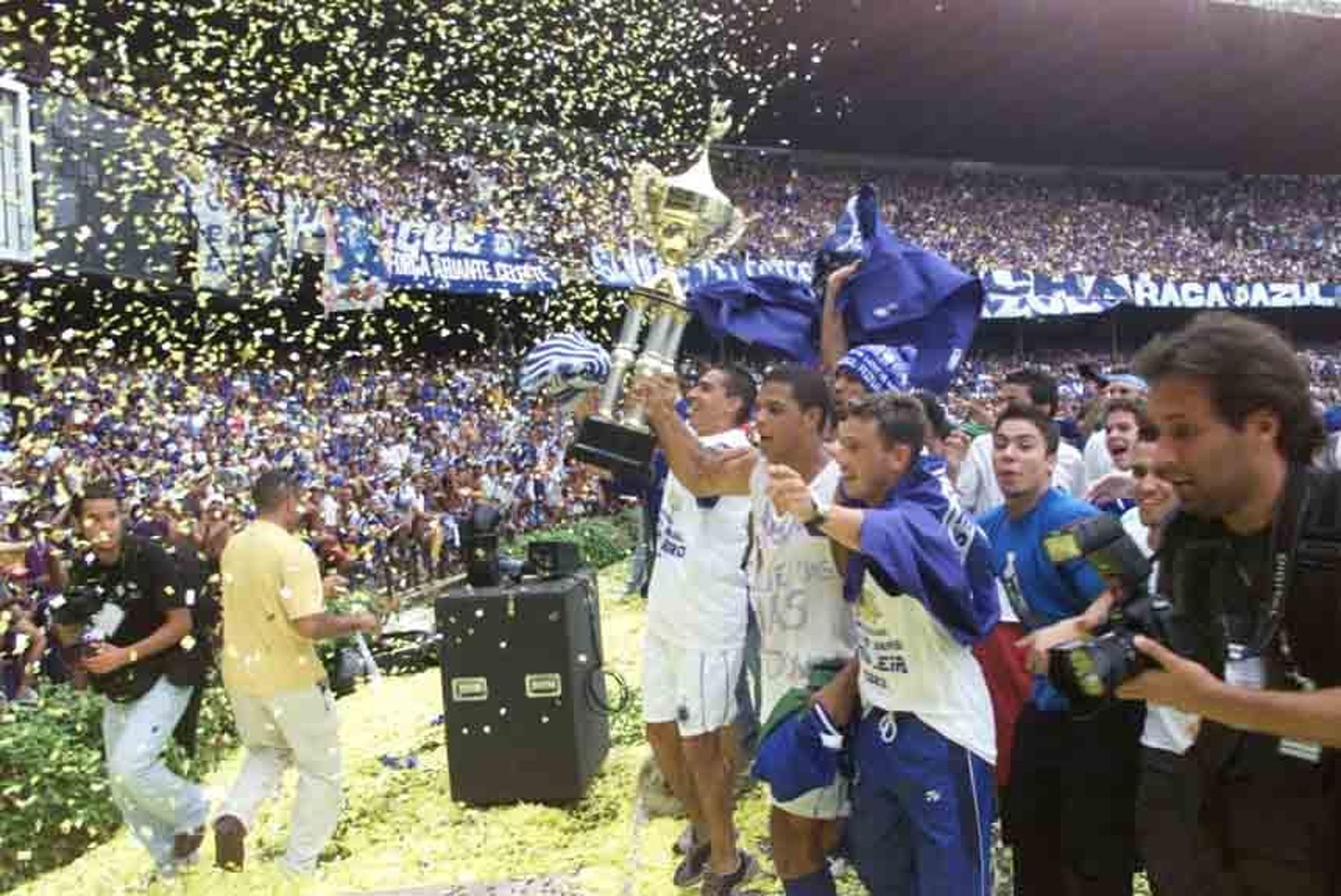 O Cruzeiro foi campeão brasileiro em 2003, na primeira edição disputada em pontos corridos. A Raposa, que conquistou a tríplice coroa naquela temporada, terminou o Brasileirão com 100 pontos. Alex era o grande destaque do time, comandado por Vanderlei Luxemburgo.