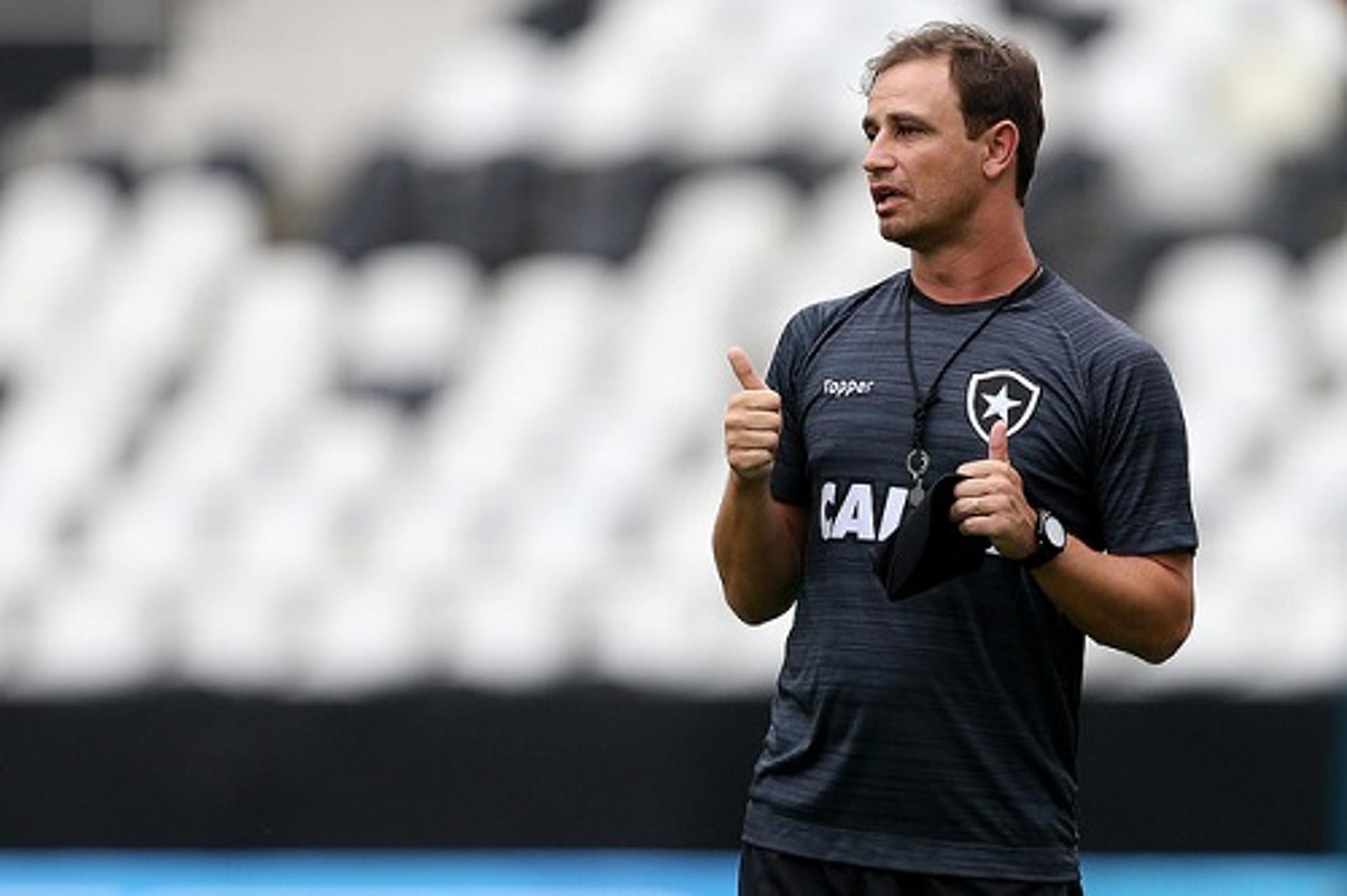Felipe Conceição terá a missão de comandar o Botafogo neste ano