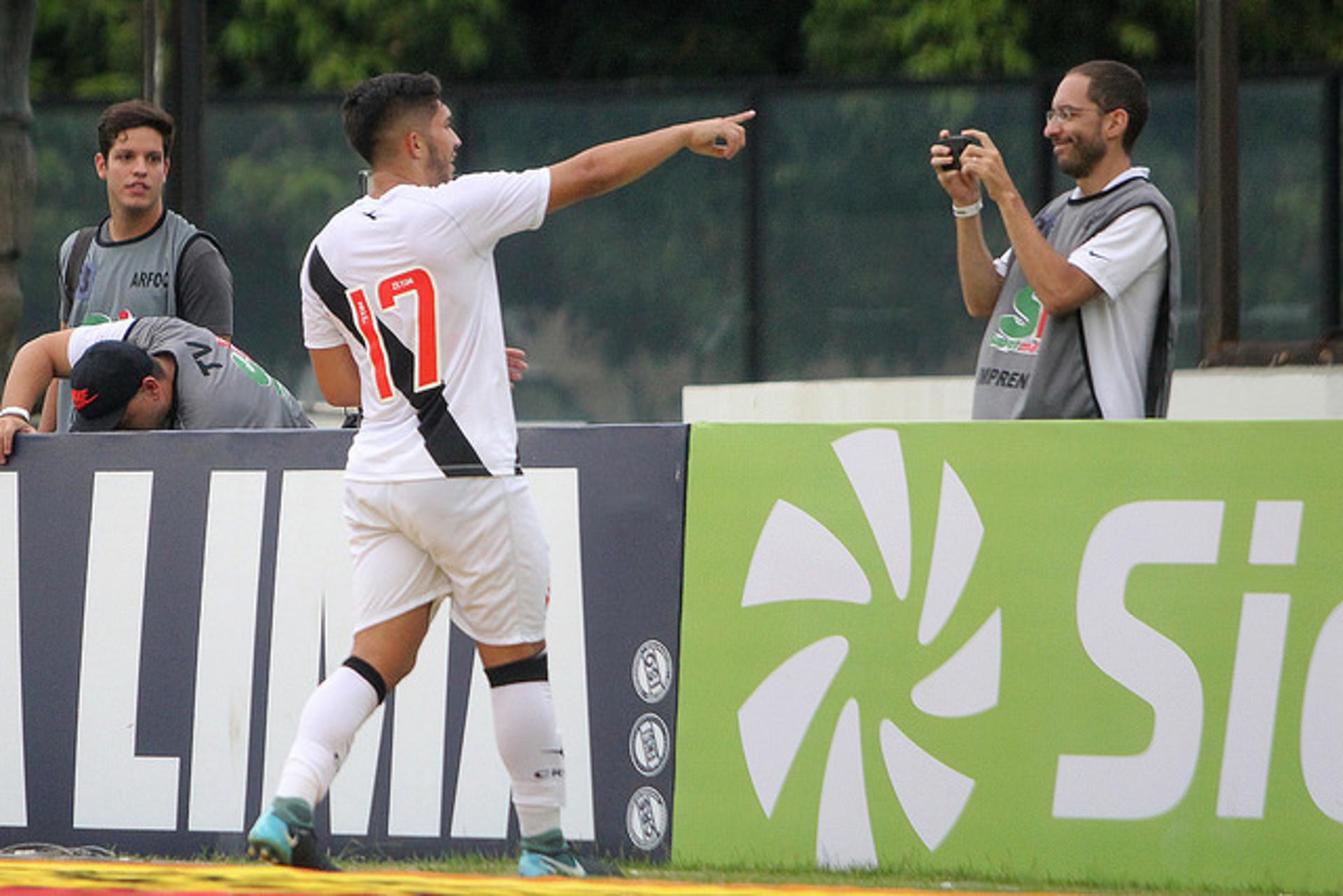 O Vasco venceu a primeira em 2018. A equipe de Zé Ricardo fez um bom primeiro tempo, mas sentiu a parte física na segunda etapa e cedeu o empate ao Nova Iguaçu. O jovem Andrey participou do terceiro gol e marcou o quarto na vitória por 4 a 2 do Cruz-Maltino.