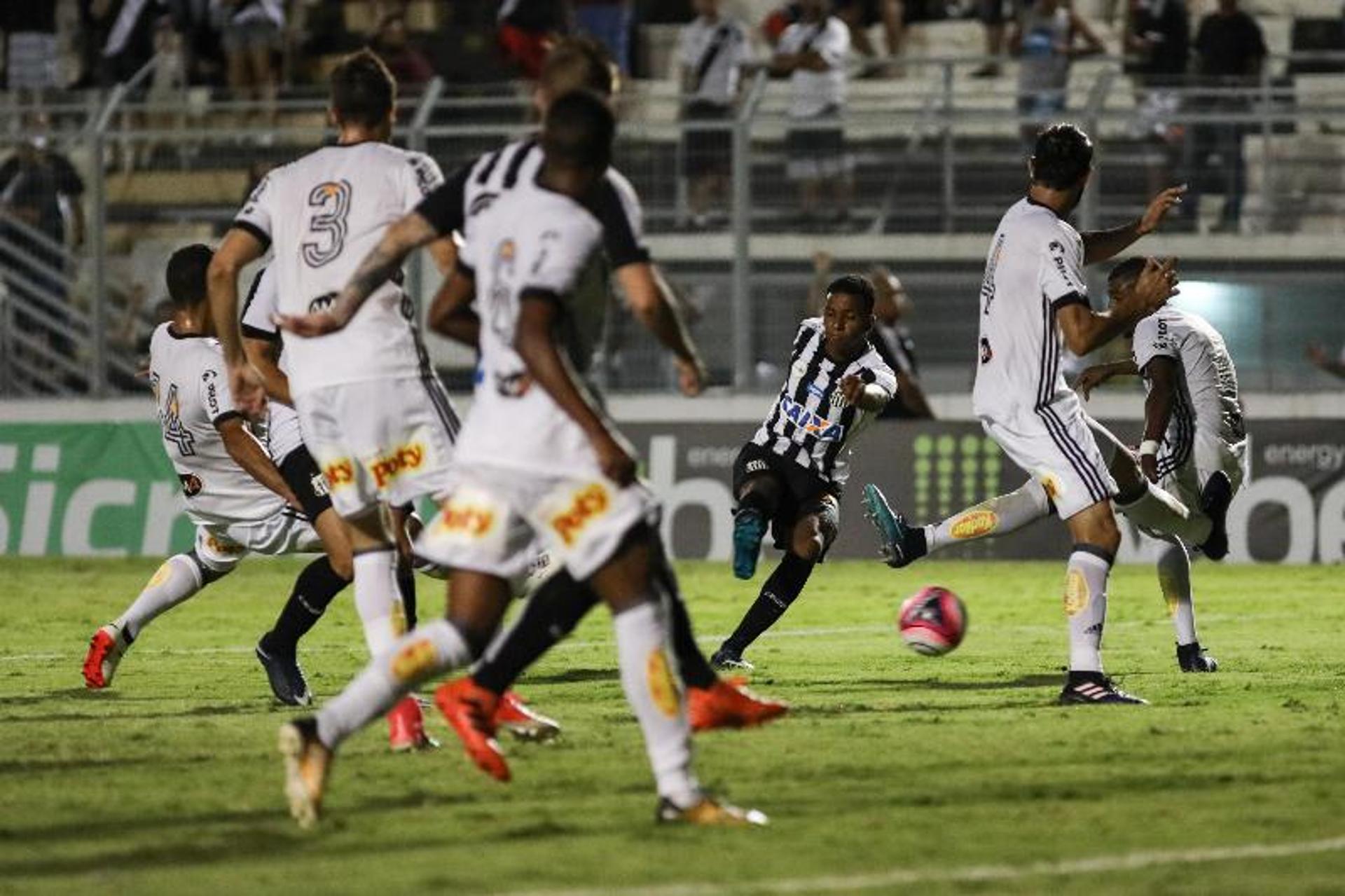 Rodrygo chuta para fazer o gol da vitória do Santos