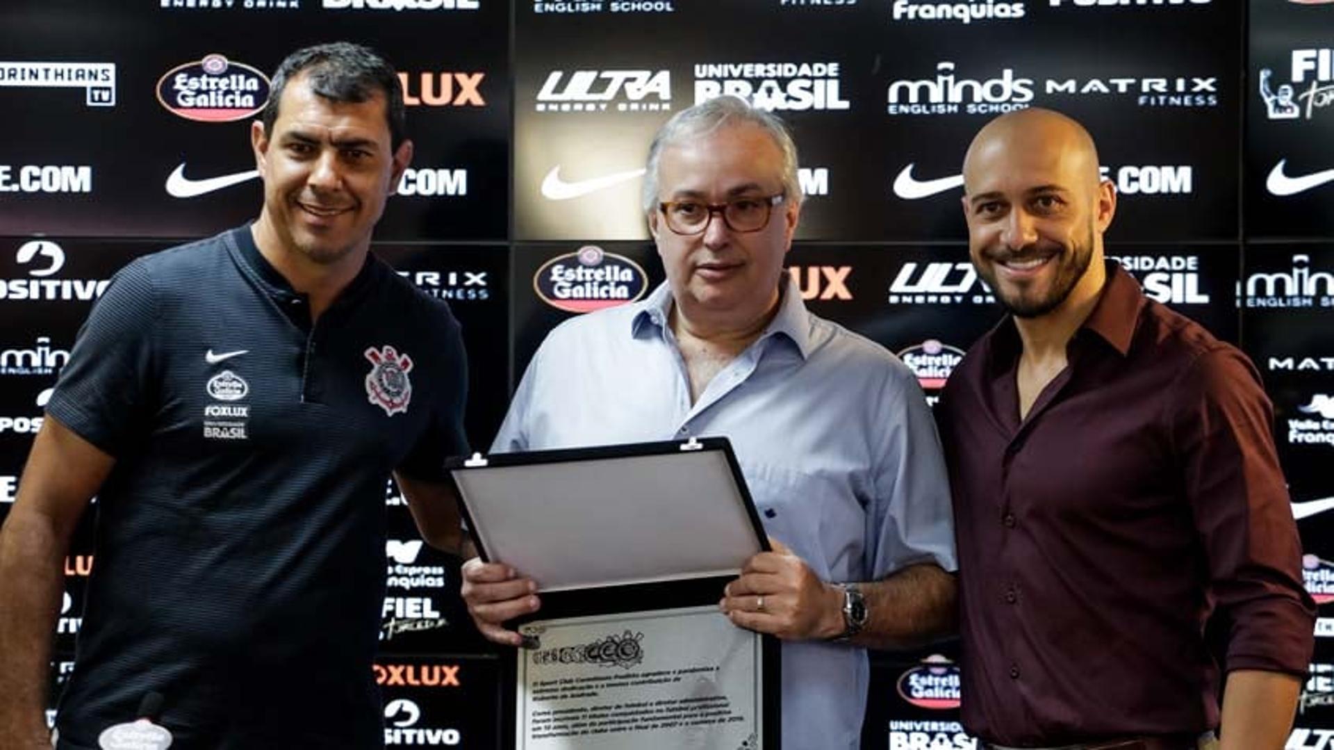 Roberto de Andrade recebeu placa e posou ao lado do técnico Carille e do gerente Alessandro