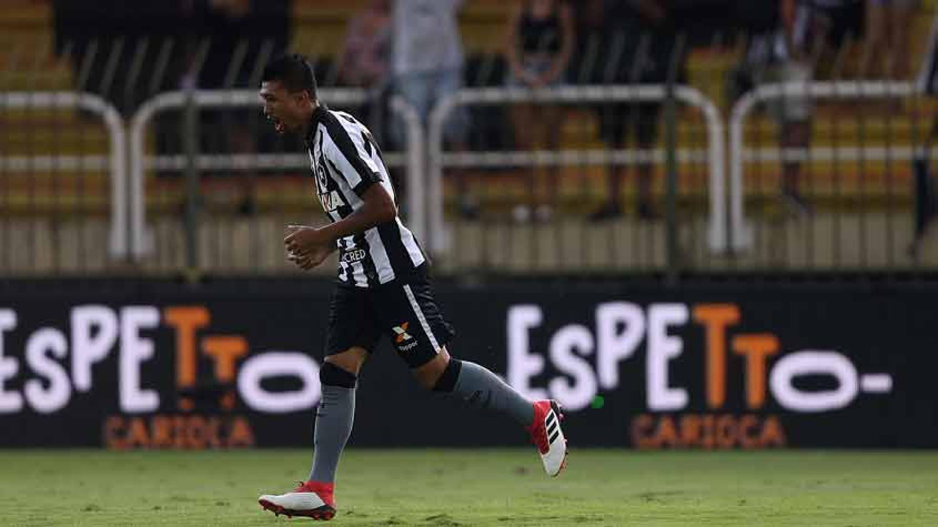 Kieza fez o gol do Botafogo na derrota para o Flamengo no último sábado. Confira a seguir a galeria LANCE!