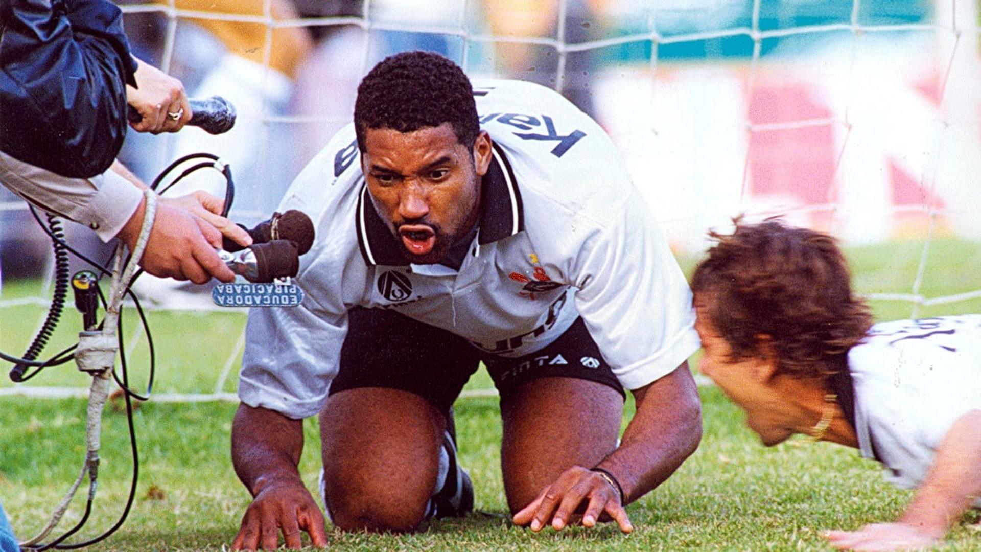 No 1º jogo da final do Campeonato Paulista de 1993, Viola fez o gol da vitoria de 1x0 e comemorou imitando o mascote do maior rival, o porco