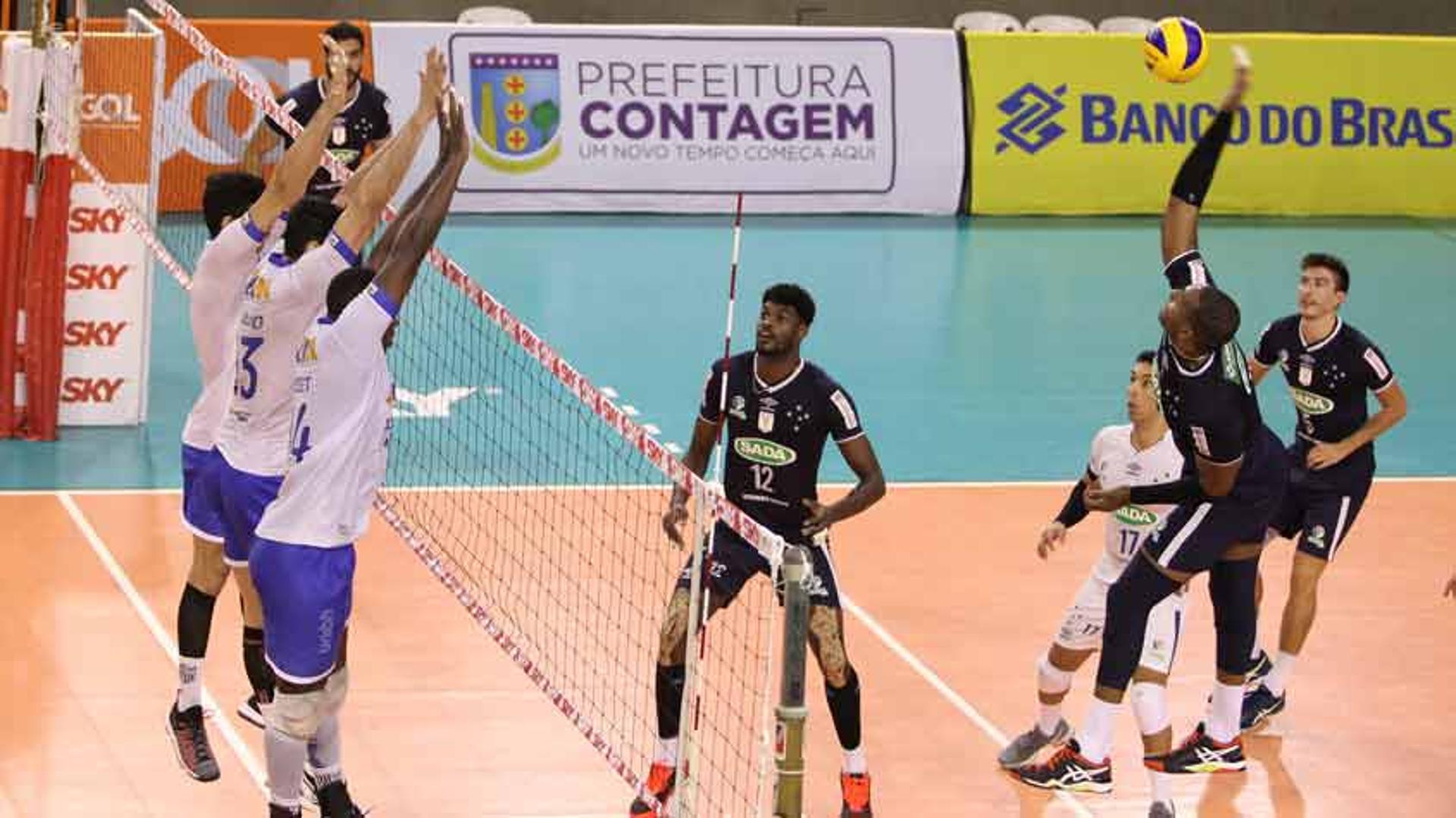 Sada Cruzeiro bate o Minas Tênis no tie-break e segue líder da Superliga