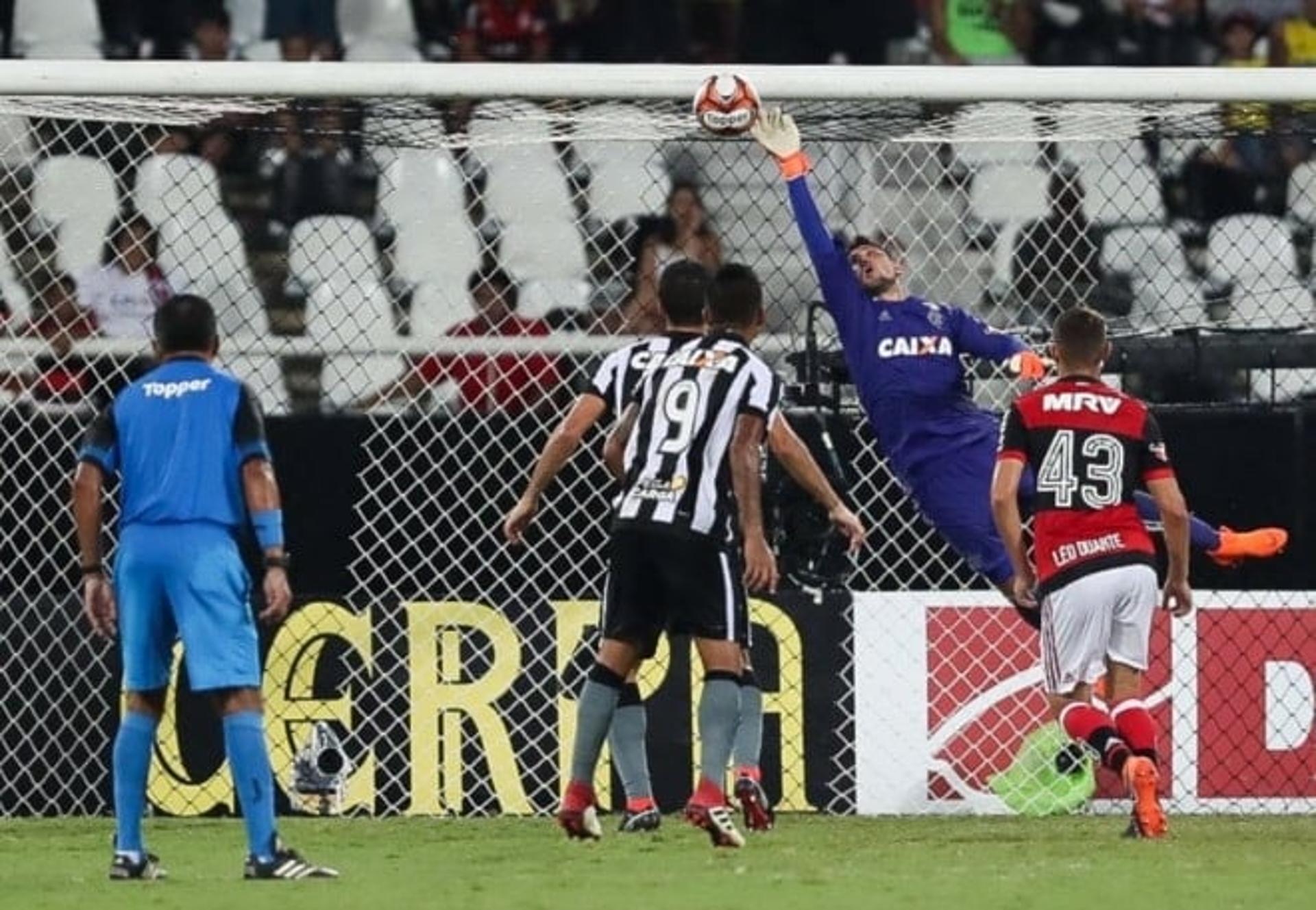 Diego Alves se estica em defesa no clássico - Flamengo x Botafogo