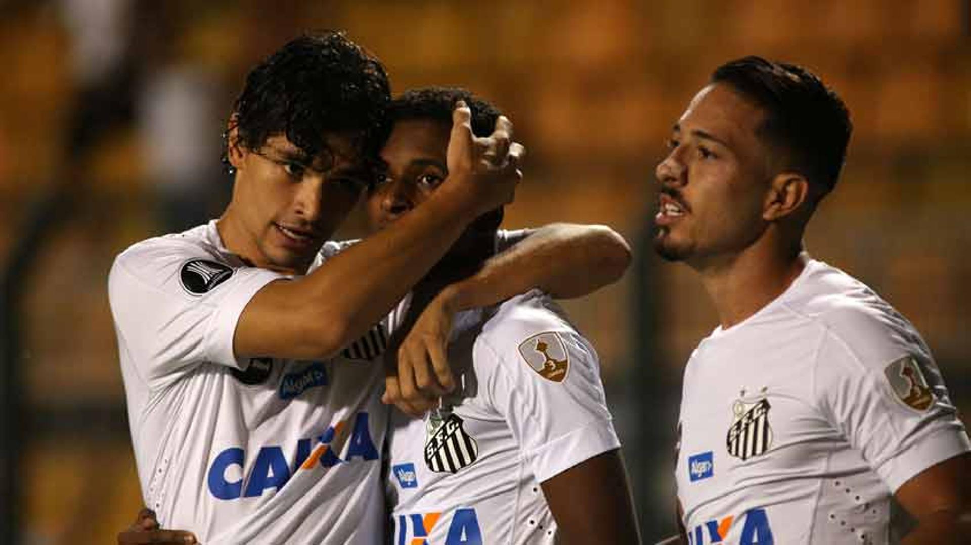 O Santos derrotou o Nacional (URU) por 3 a 1, no Pacaembu, e recuperou-se do tropeço na estreia na Libertadores. O garoto Rodrygo, de apenas 16 anos, foi um dos destaque, com um golaço. Eduardo Sasha marcou os outros dois e também se destacou (notas por Gabriela Brino)