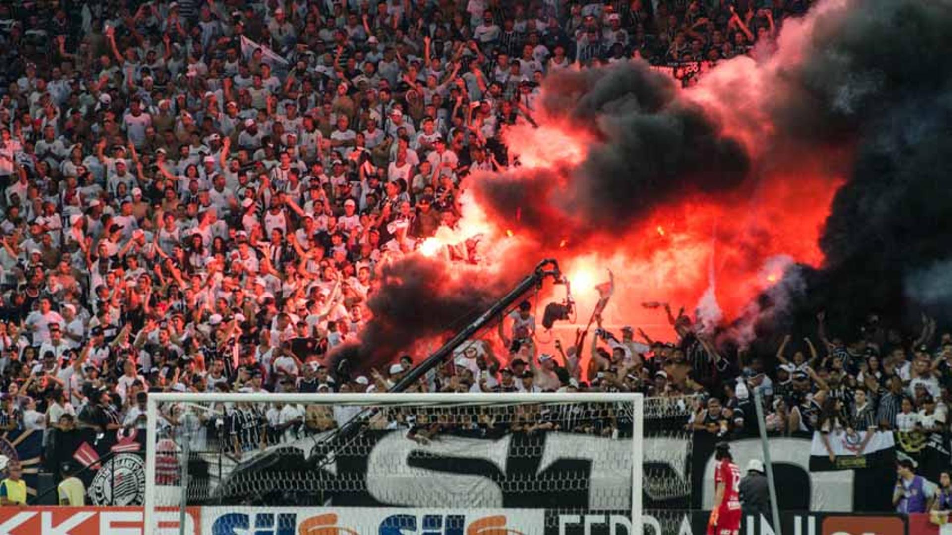 Torcida Corinthians lotou a Arena, em Itaquera, para o jogo de ida da decisão