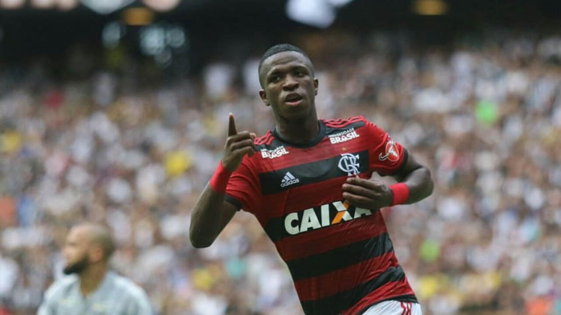 Vinicius Junior tinha apenas 11 anos quando o Flamengo foi líder do Brasileirão pela última vez. Na época, o rubro-negro venceu o Avaí por 4 a 0, na primeira rodada do Campeonato Brasileiro. O LANCE! relembra a escalação daquela partida e outros personagens daquela equipe!&nbsp;