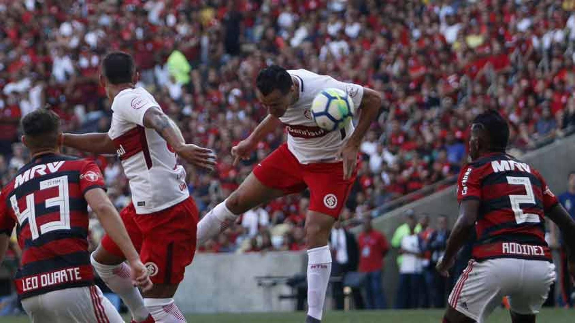 O Internacional foi derrotado pelo Flamengo neste domingo por 2 a 0 e estacionou na tabela de classificação do Brasileirão. O destaque negativo foi Willian Pottker por ter dado uma cabeçada em Vinicius Junior. Confira as notas: